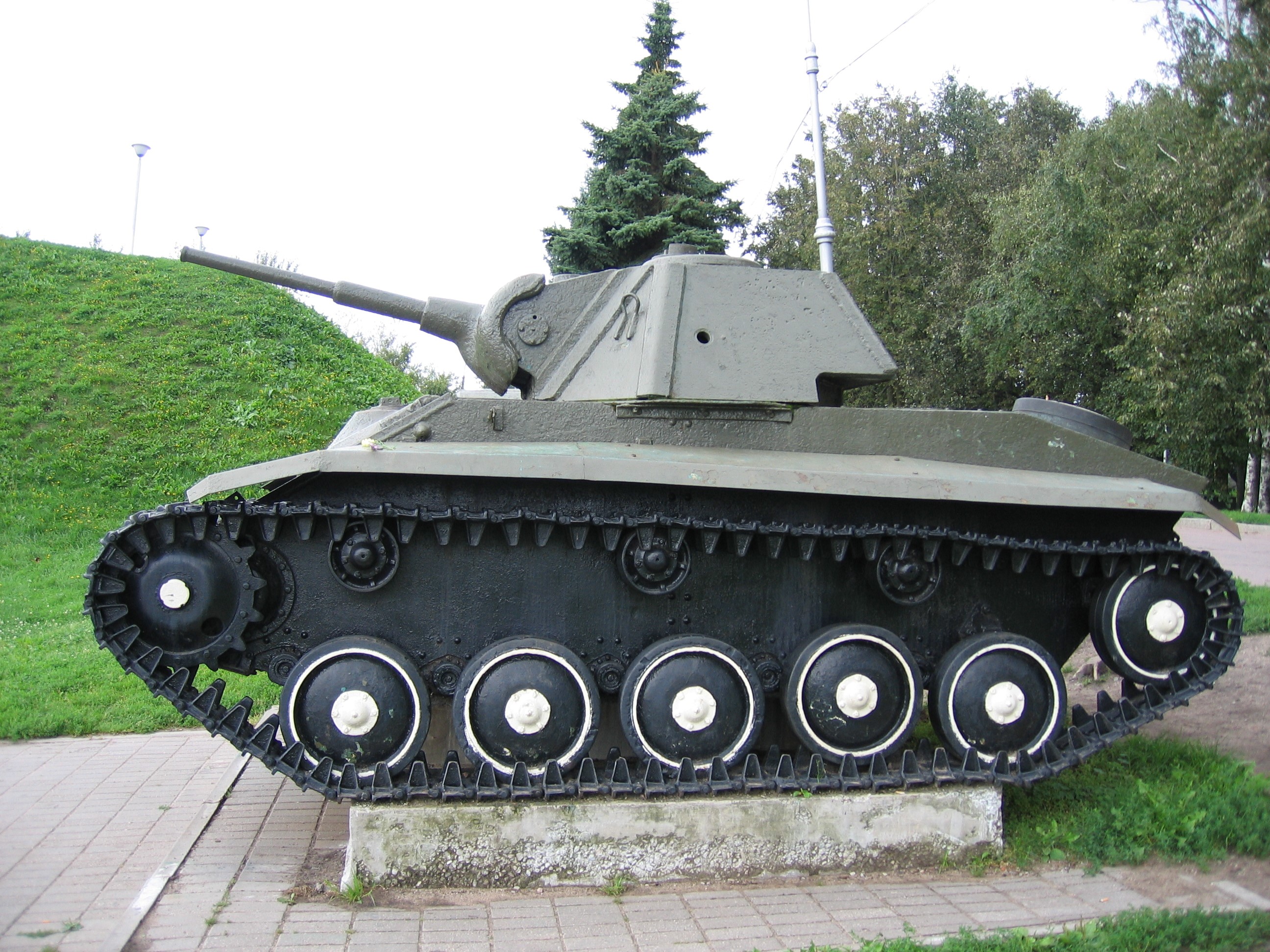 Soviet SU-76 self-propelled gun monument HD Wallpaper