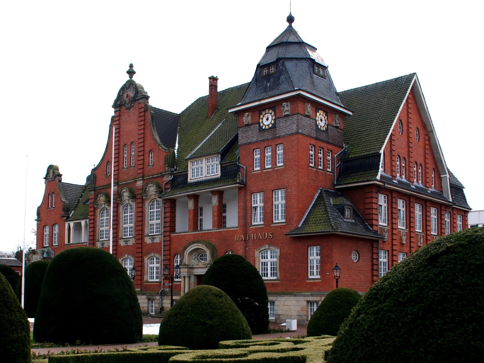 Rathaus building in Germany with manicured gardens HD Wallpaper