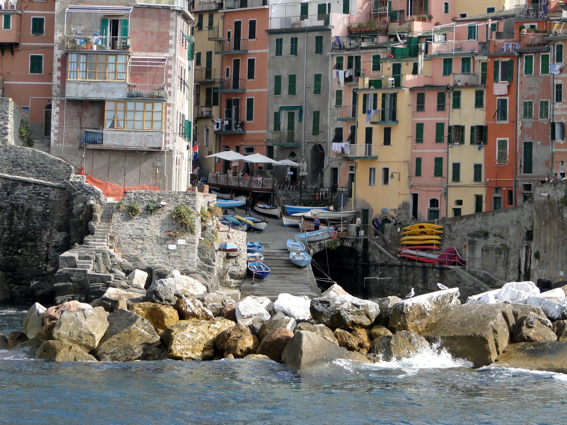 Colorful buildings and boats in Riomaggiore, Italy HD Wallpaper