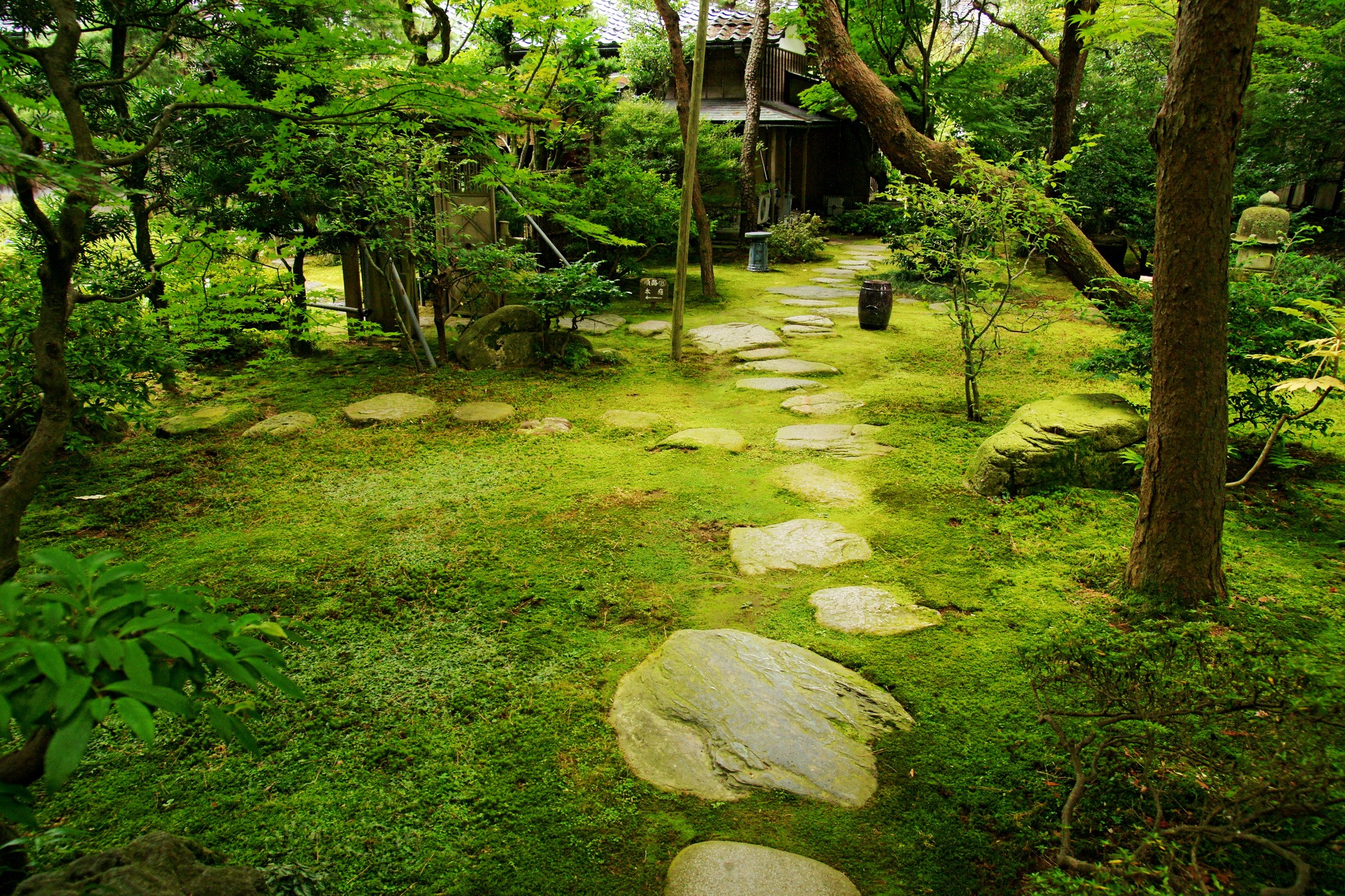 Japanese Garden in Kanazawa, Japan HD Wallpaper