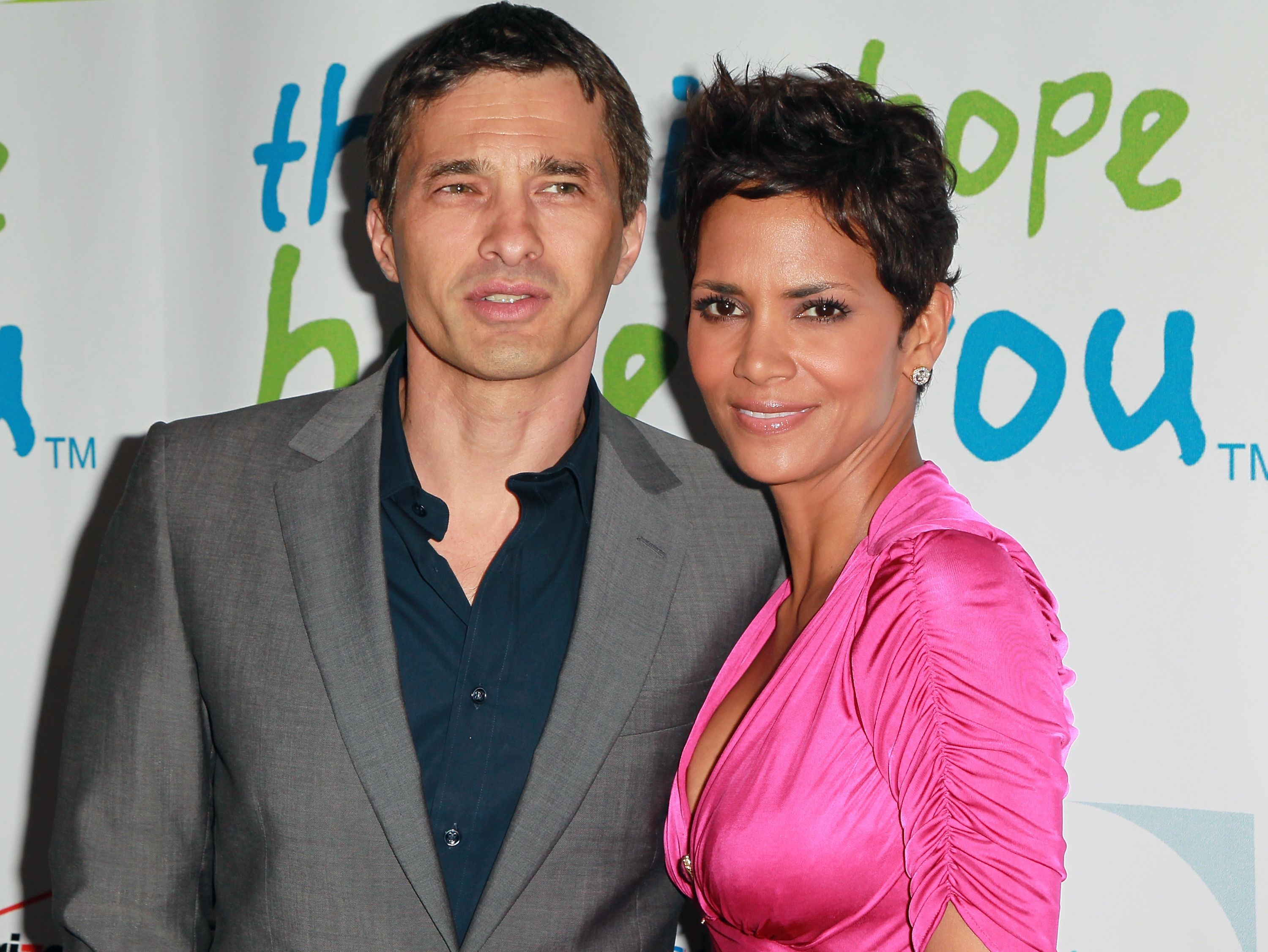 Halle Berry and Olivier Martinez HD Wallpaper