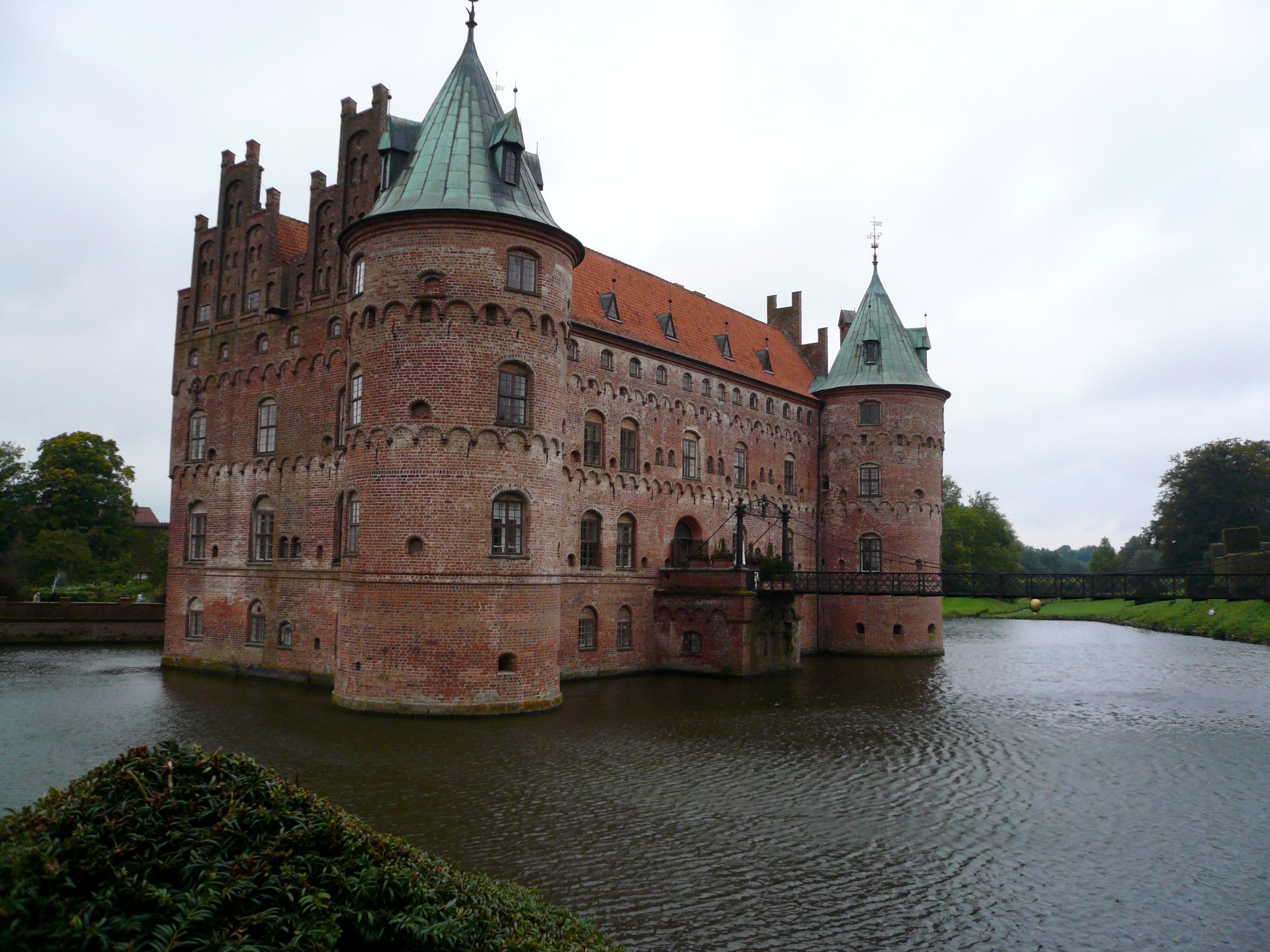 Egeskov Castle, Denmark HD Wallpaper