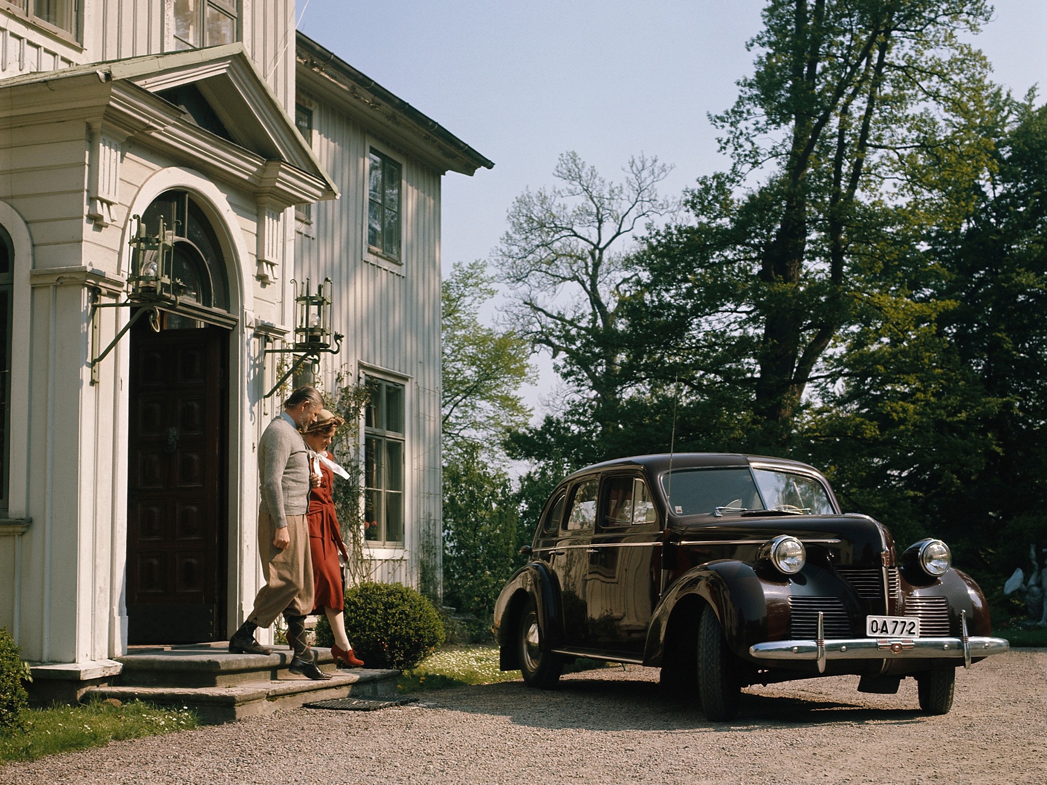 Couple by a Volvo car outside a house HD Wallpaper