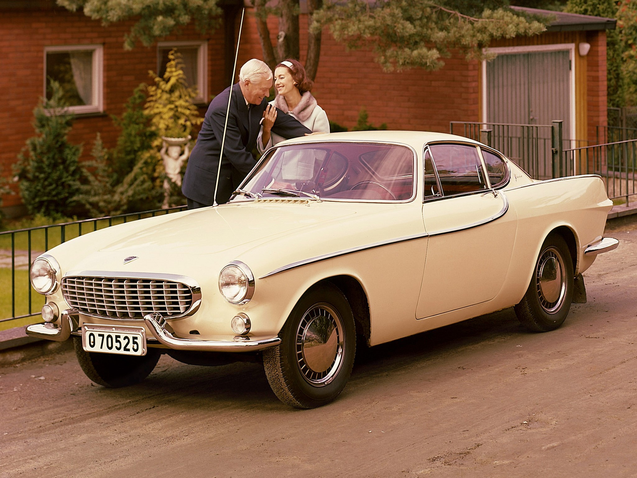 Couple with a vintage Volvo P1800 HD Wallpaper