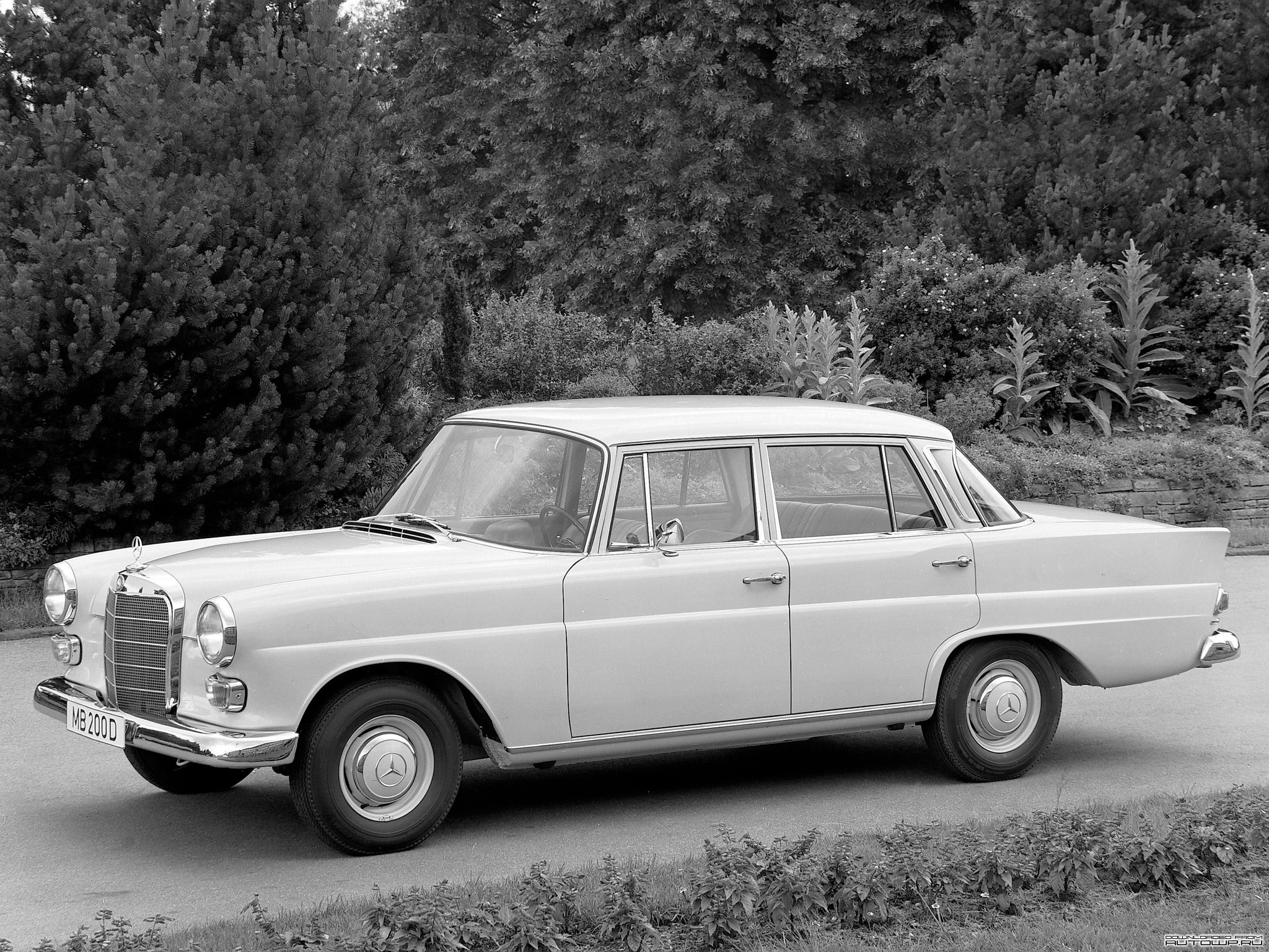 Mercedes-Benz MB 200 D Sedan HD Wallpaper