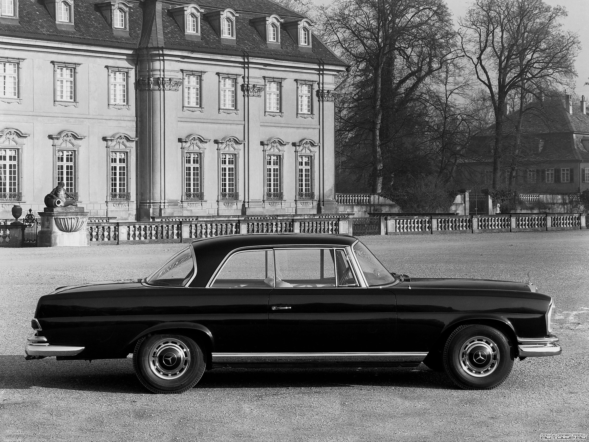 Black Mercedes-Benz Coupe in front of a Palace HD Wallpaper