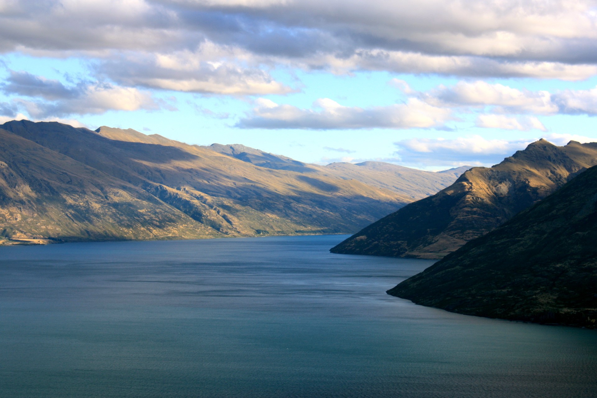 Lake Wakatipu and mountains near Queenstown, New Zealand HD Wallpaper