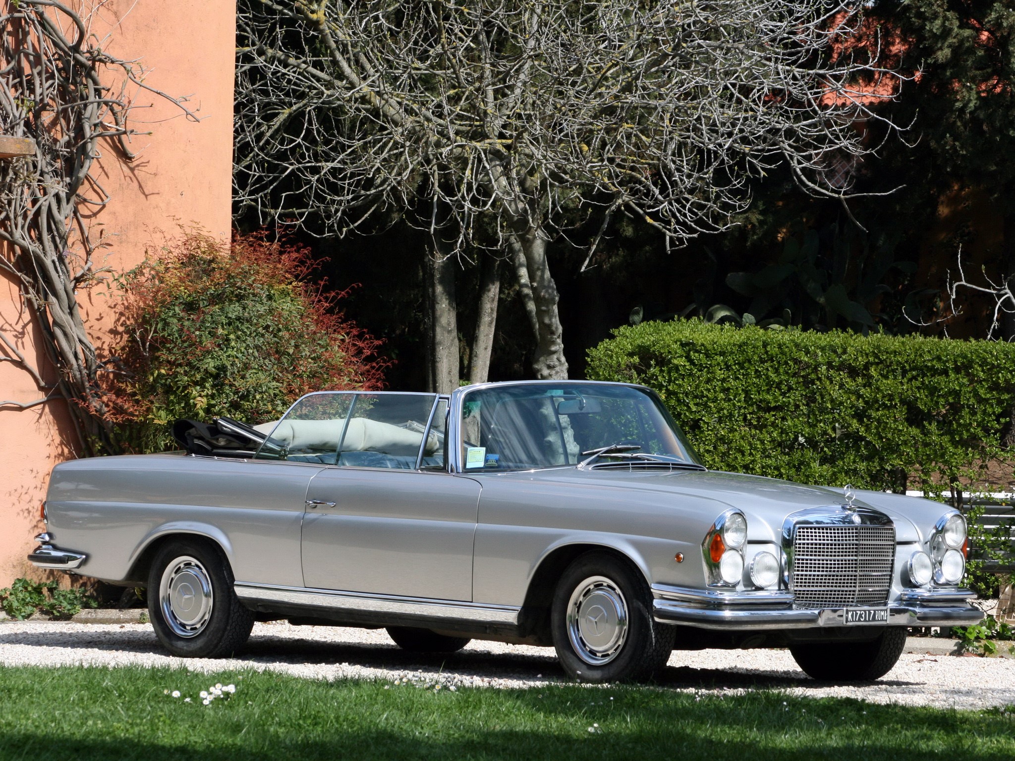 Silver Mercedes-Benz convertible parked outdoors HD Wallpaper