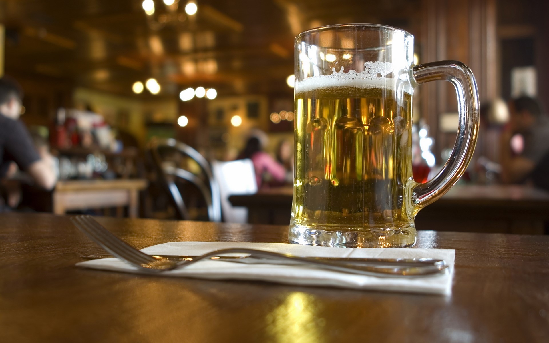 Beer in a mug on a table in a restaurant HD Wallpaper
