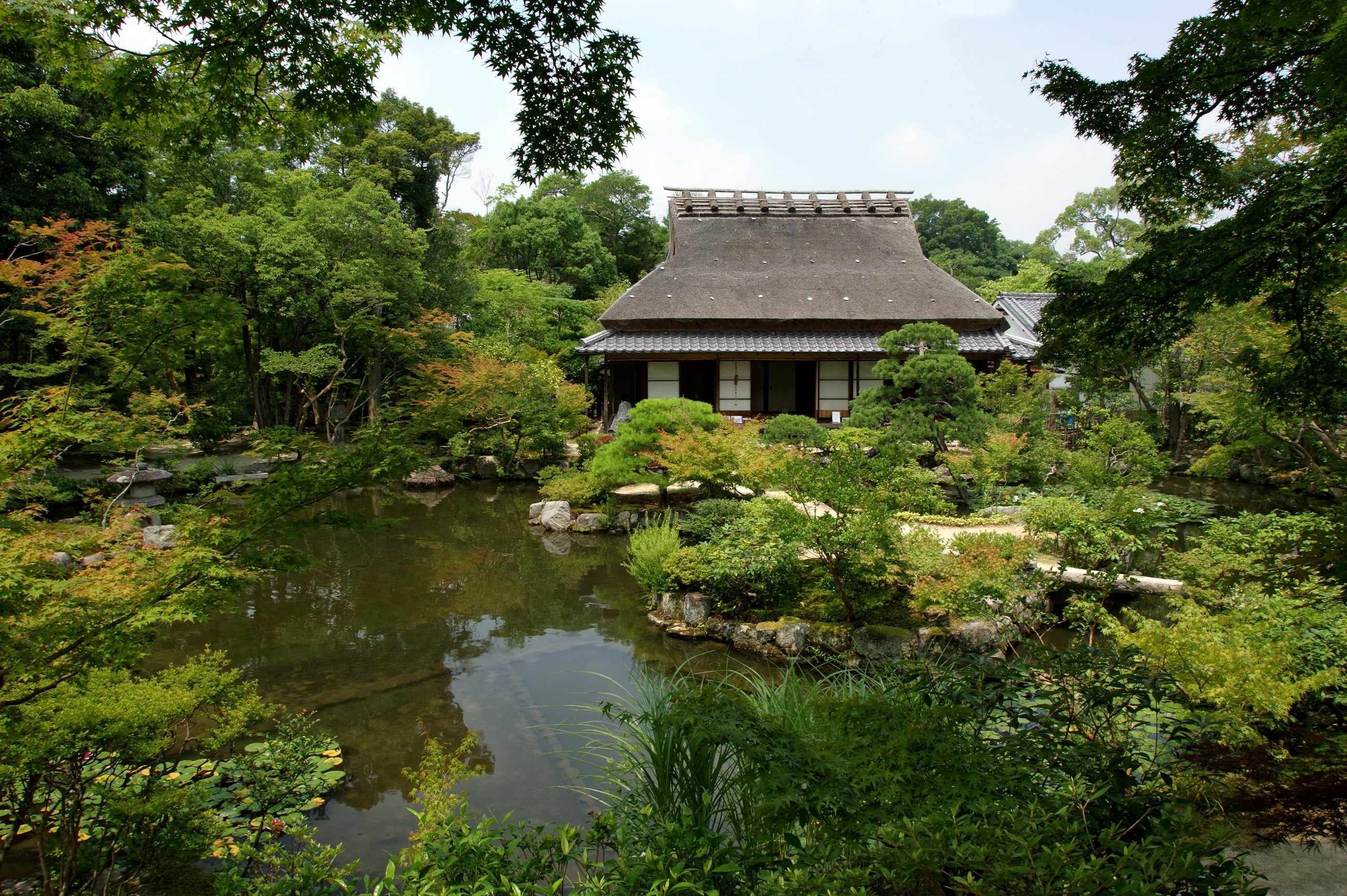 Isuien Garden Japan with Pond and Traditional House HD Wallpaper