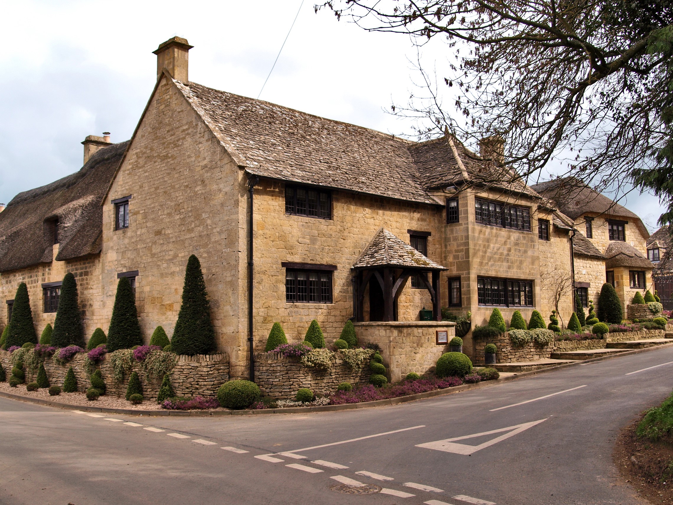 Stone cottage with thatched roof in the United Kingdom HD Wallpaper