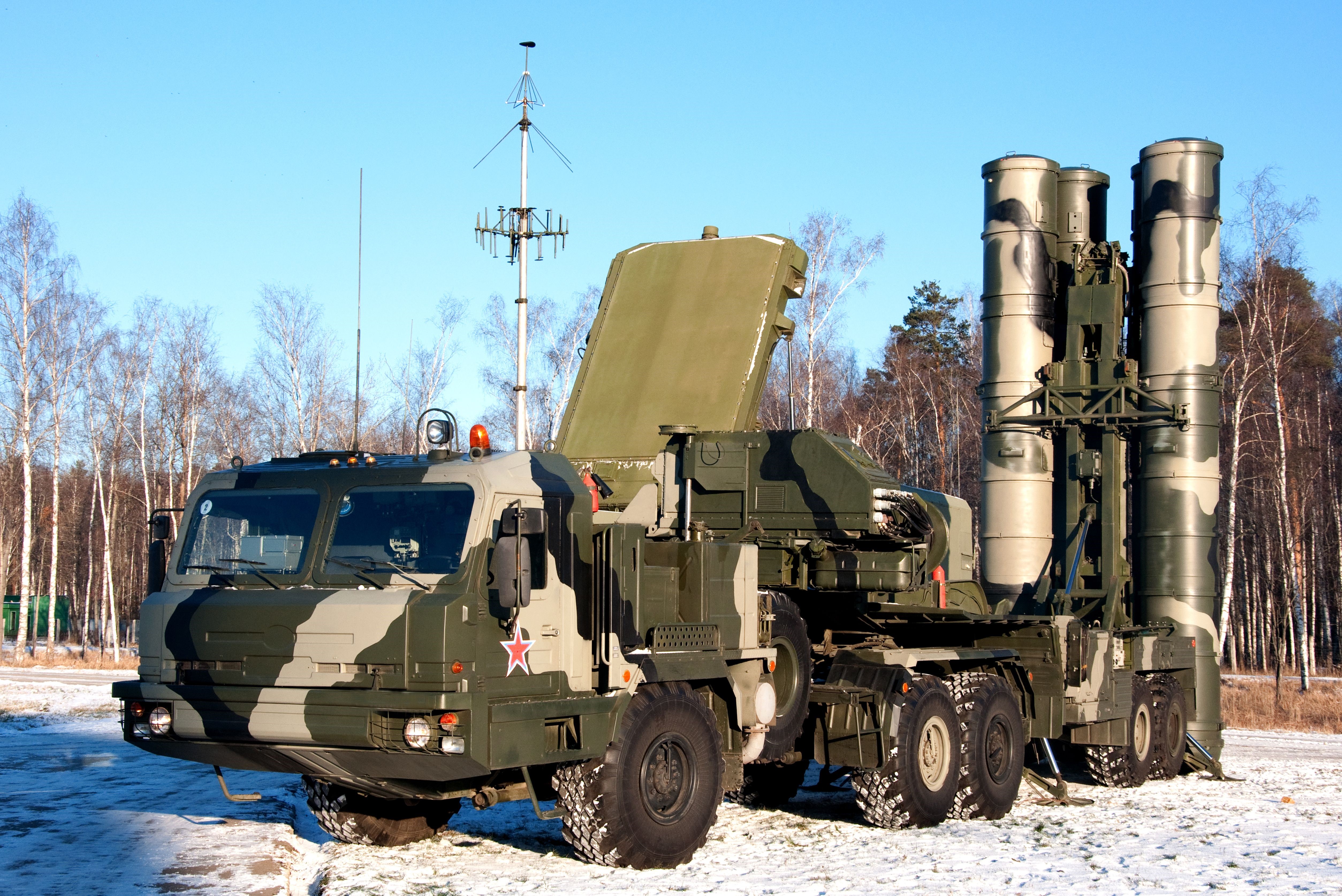 Russian S-400 missile system with launchers and radar HD Wallpaper