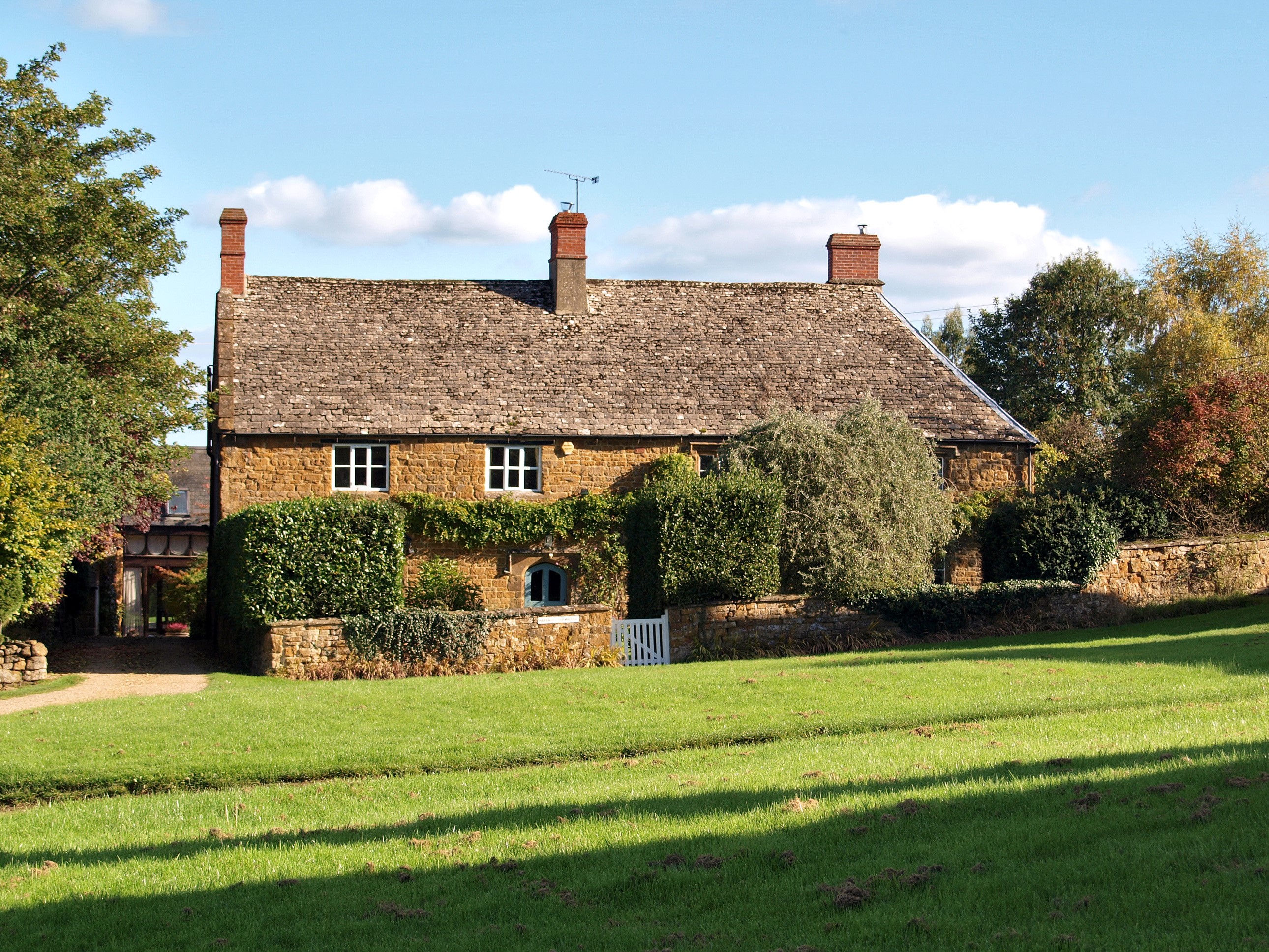Stone cottage with thatched roof in the United Kingdom HD Wallpaper