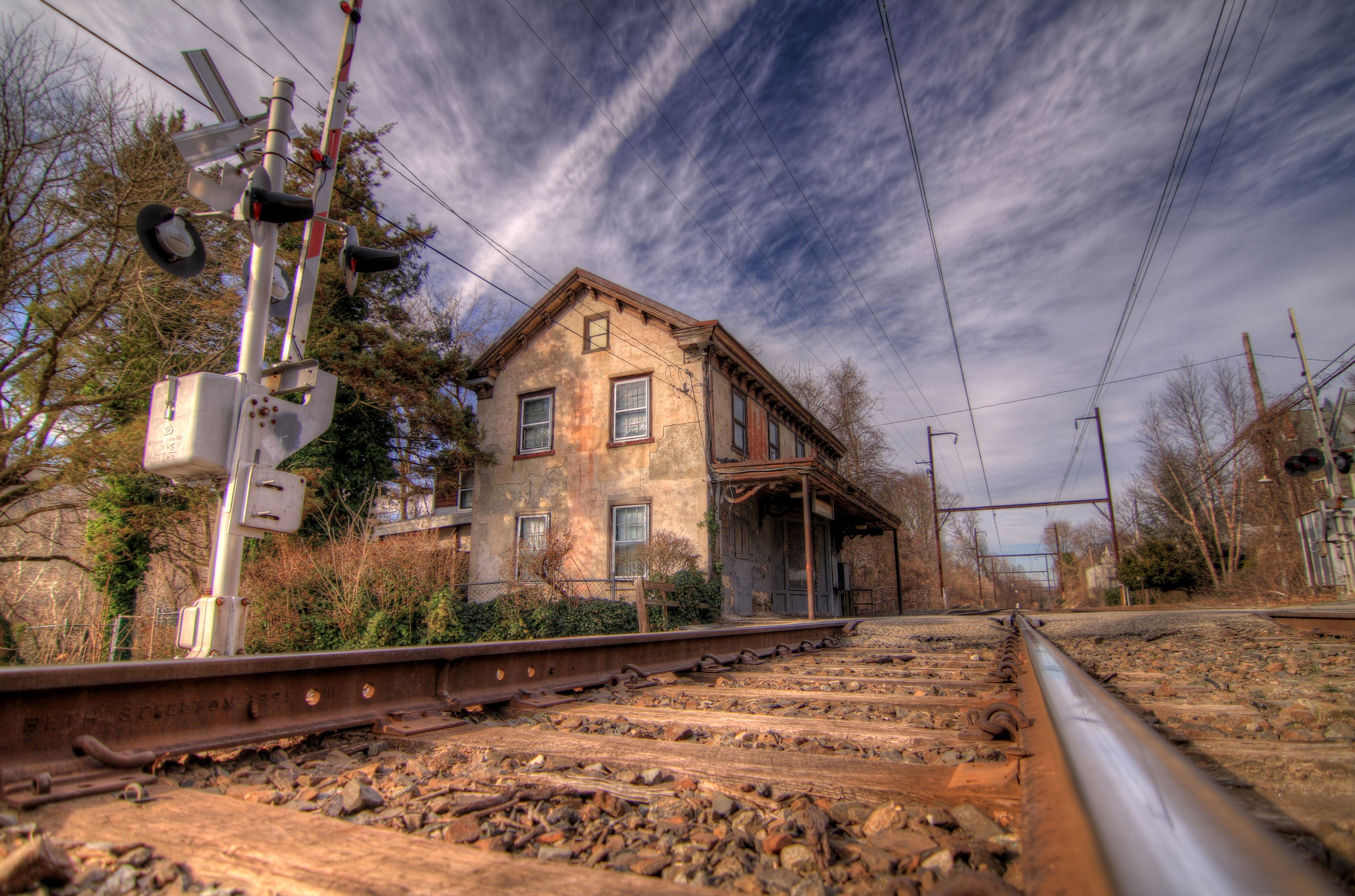 Railroad Crossing House in Norristown, PA HD Wallpaper