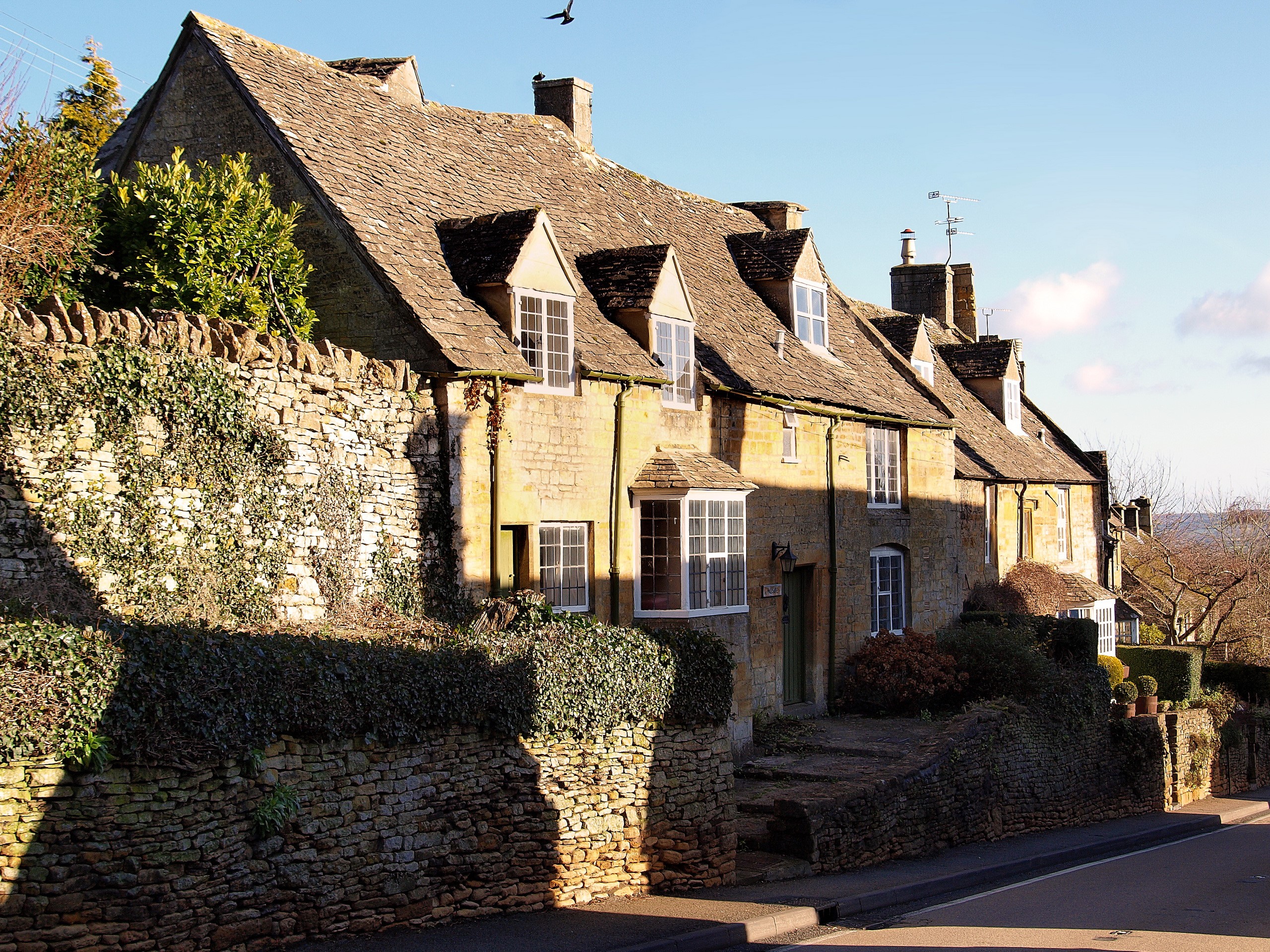 Cotswold stone houses with slate roofs in the UK HD Wallpaper