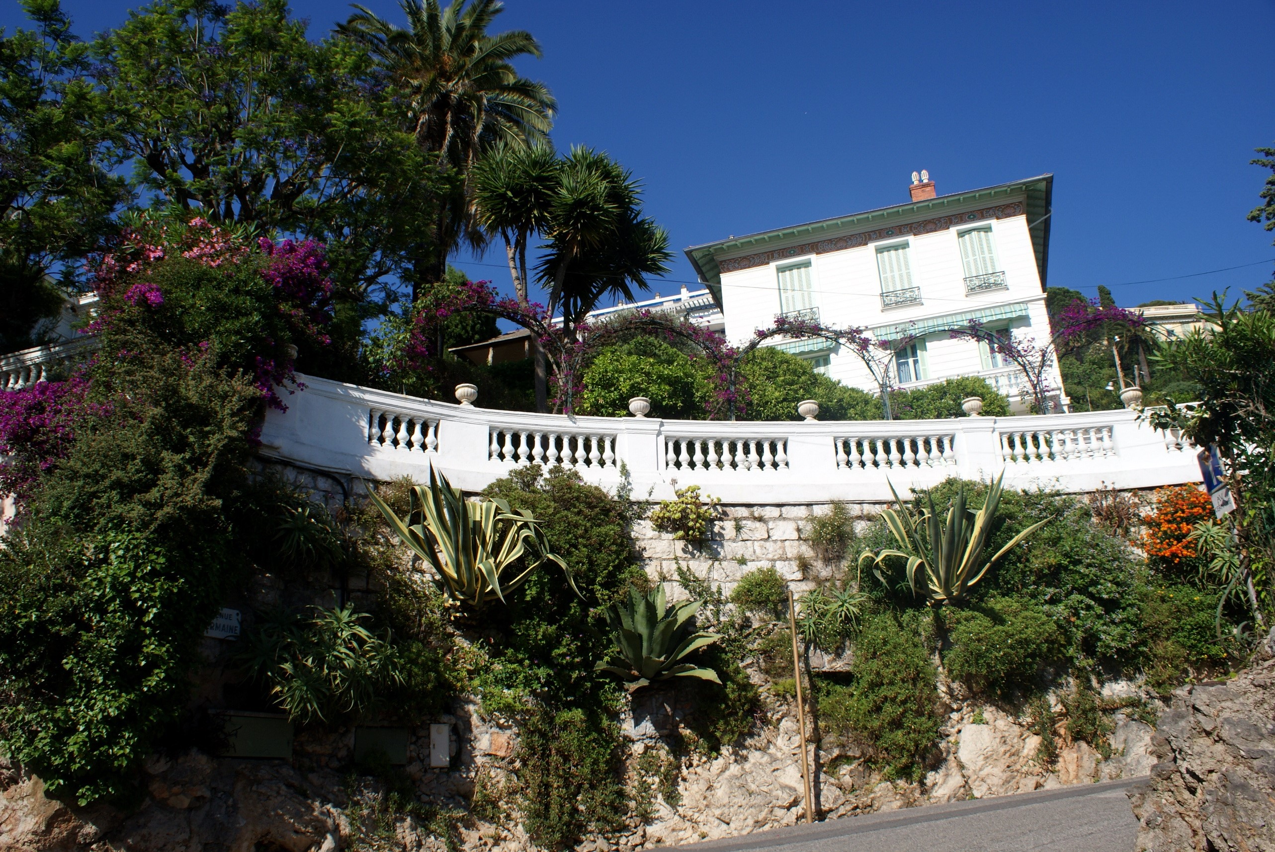 White villa with lush garden in France HD Wallpaper