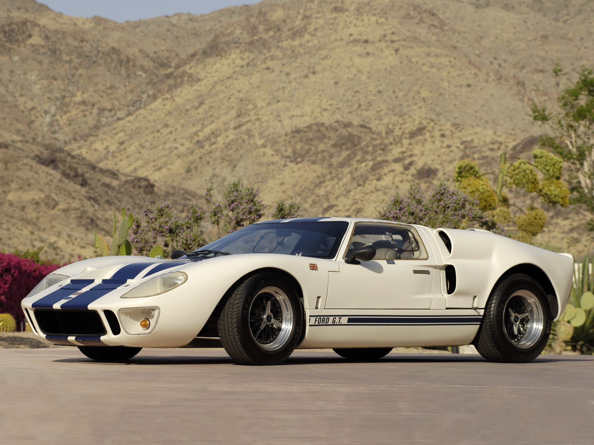 White Ford GT40 with blue stripes HD Wallpaper