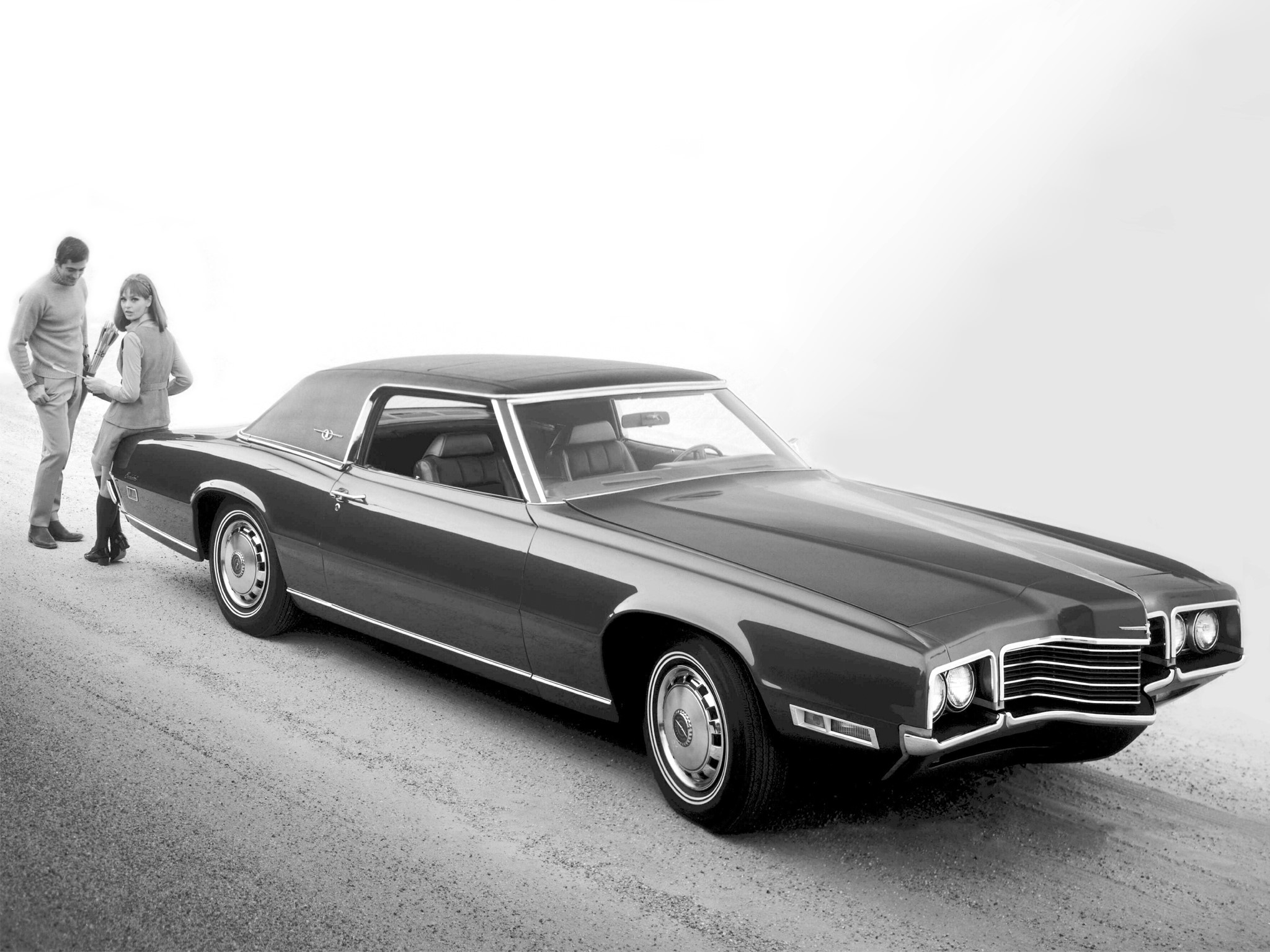 Man and woman with a Ford Thunderbird HD Wallpaper