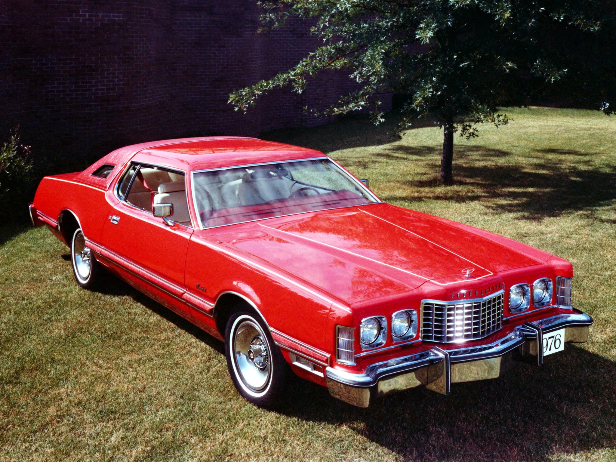 Red 1976 Ford Thunderbird parked on grass HD Wallpaper