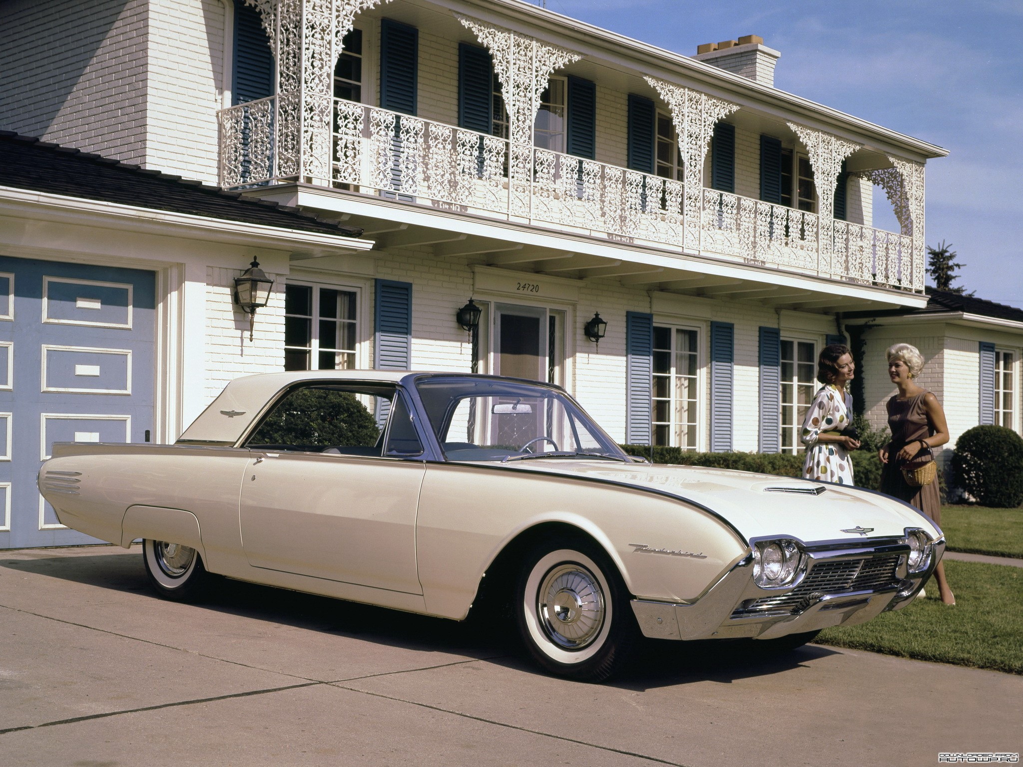 1960 Ford Thunderbird with two women in front of a house HD Wallpaper