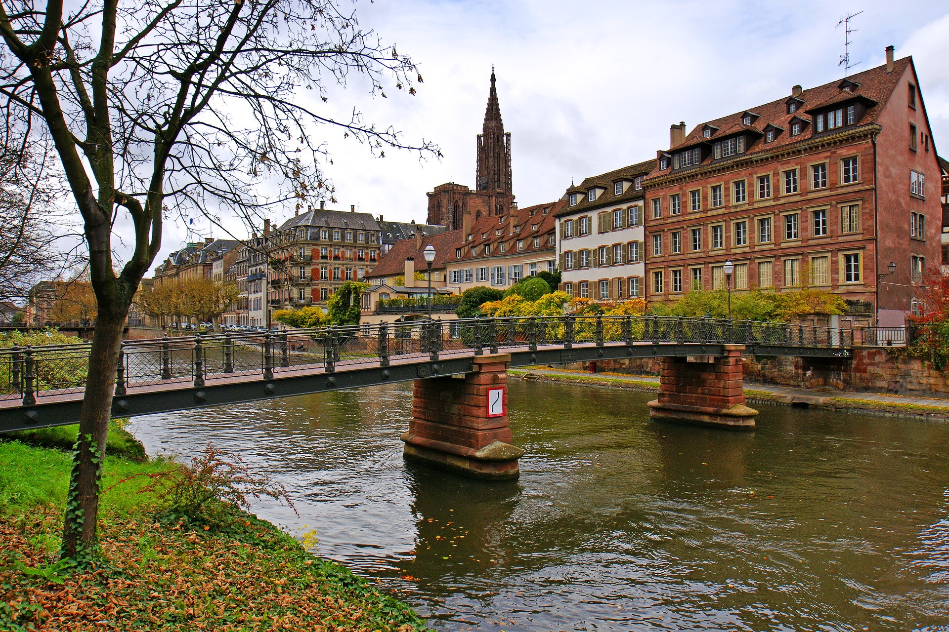 Bridge over river in Strasbourg, France HD Wallpaper