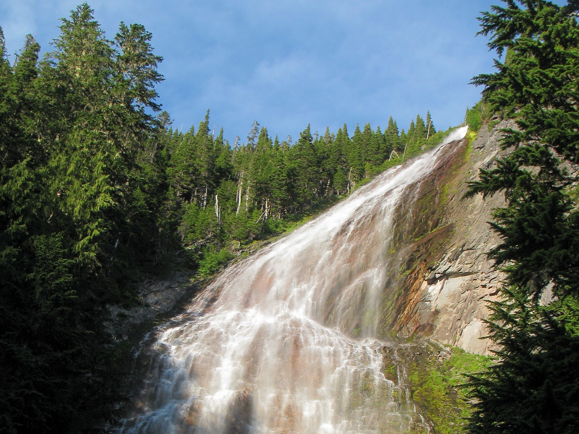 Waterfall in Mount Rainier National Park, Washington, USA HD Wallpaper