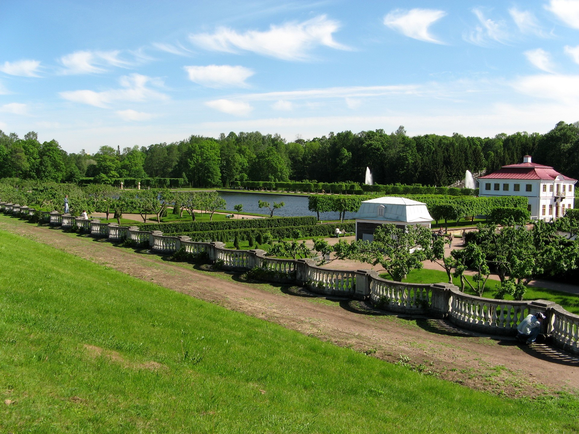 Formal gardens with a pond and a white building HD Wallpaper