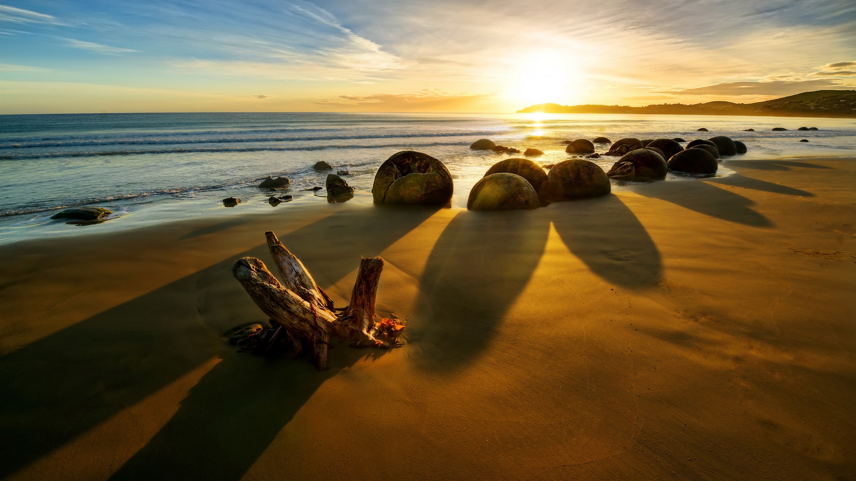 Moeraki Boulders beach at sunrise HD Wallpaper