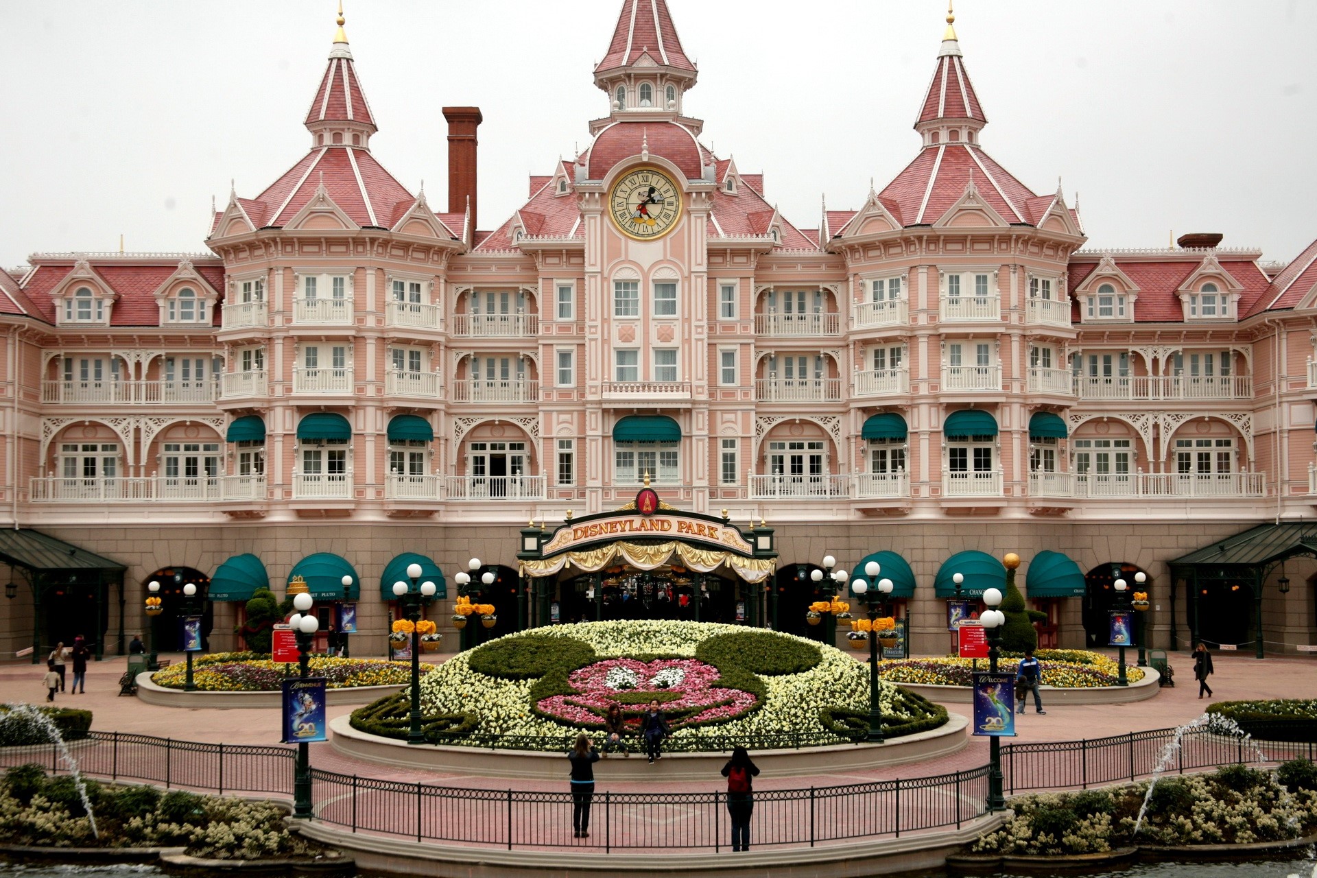 Disneyland Park Hotel in Paris, France HD Wallpaper