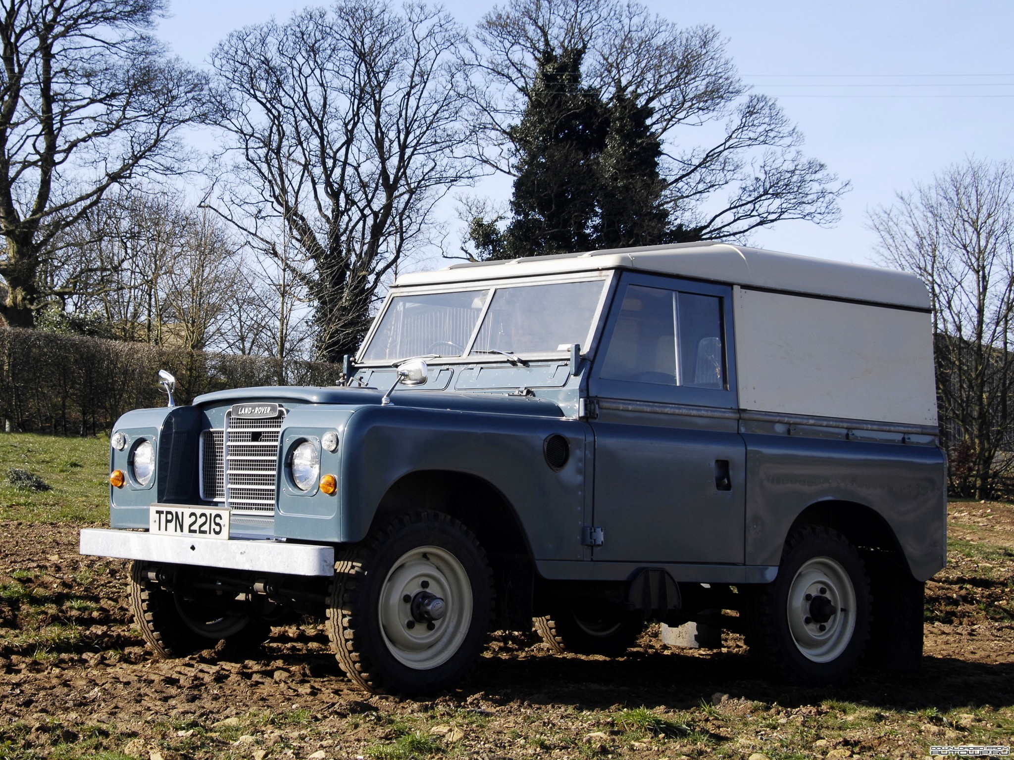 Land Rover Defender parked in a field HD Wallpaper