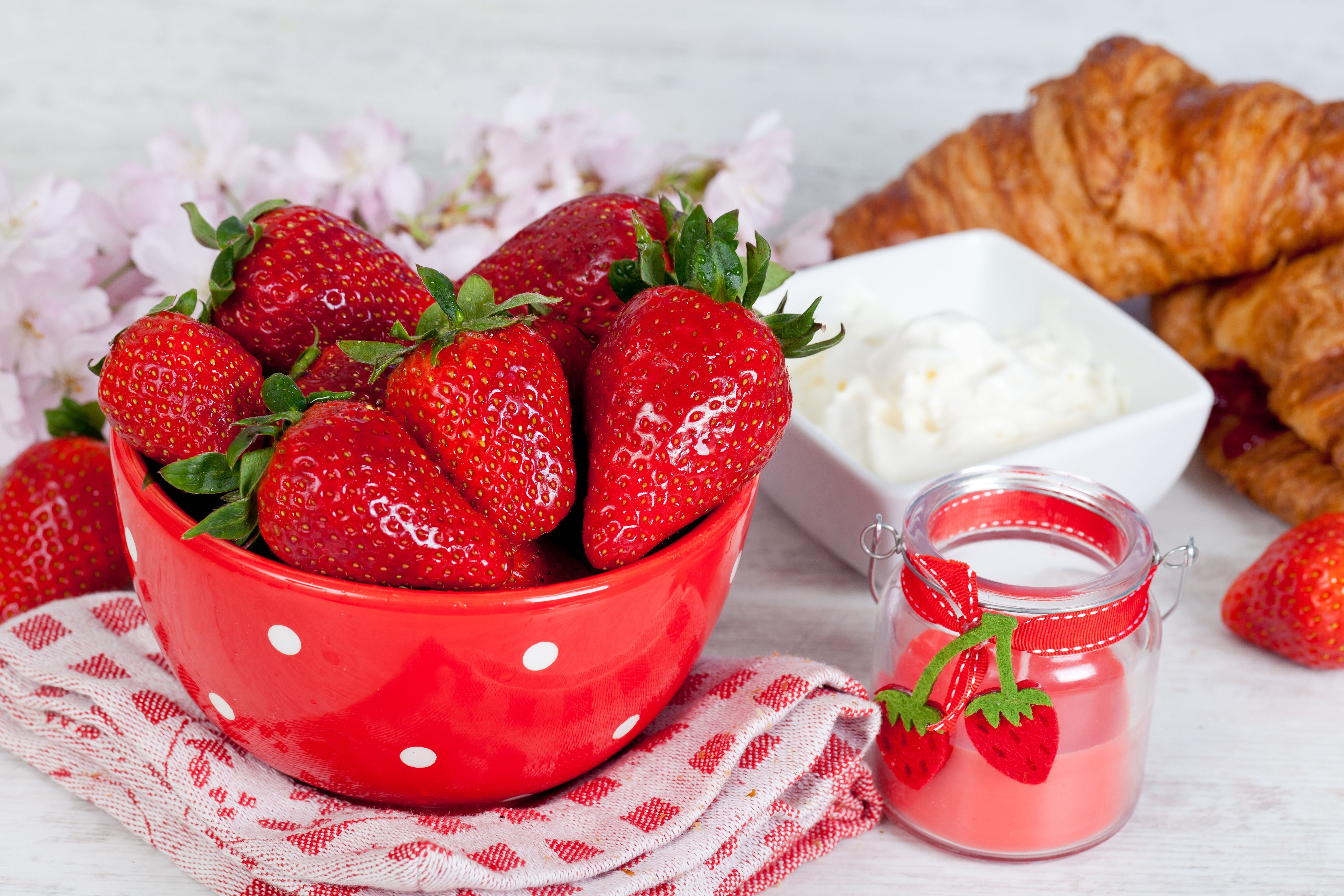 Strawberries in a bowl with croissants and cream HD Wallpaper