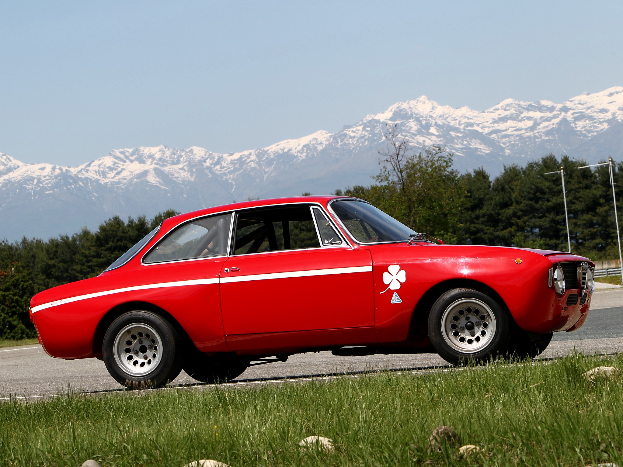 Red Alfa Romeo GT Veloce race car with clover emblem HD Wallpaper
