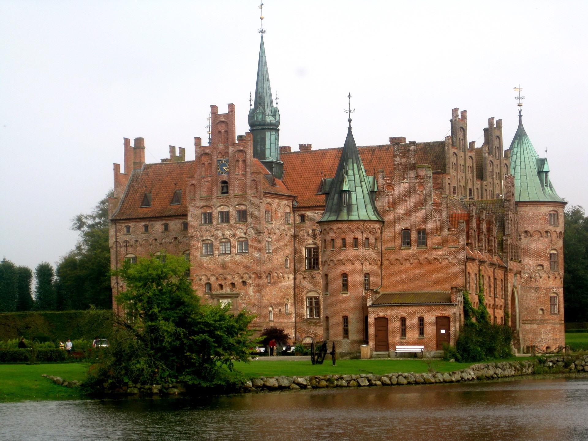 Egeskov Castle, Denmark HD Wallpaper
