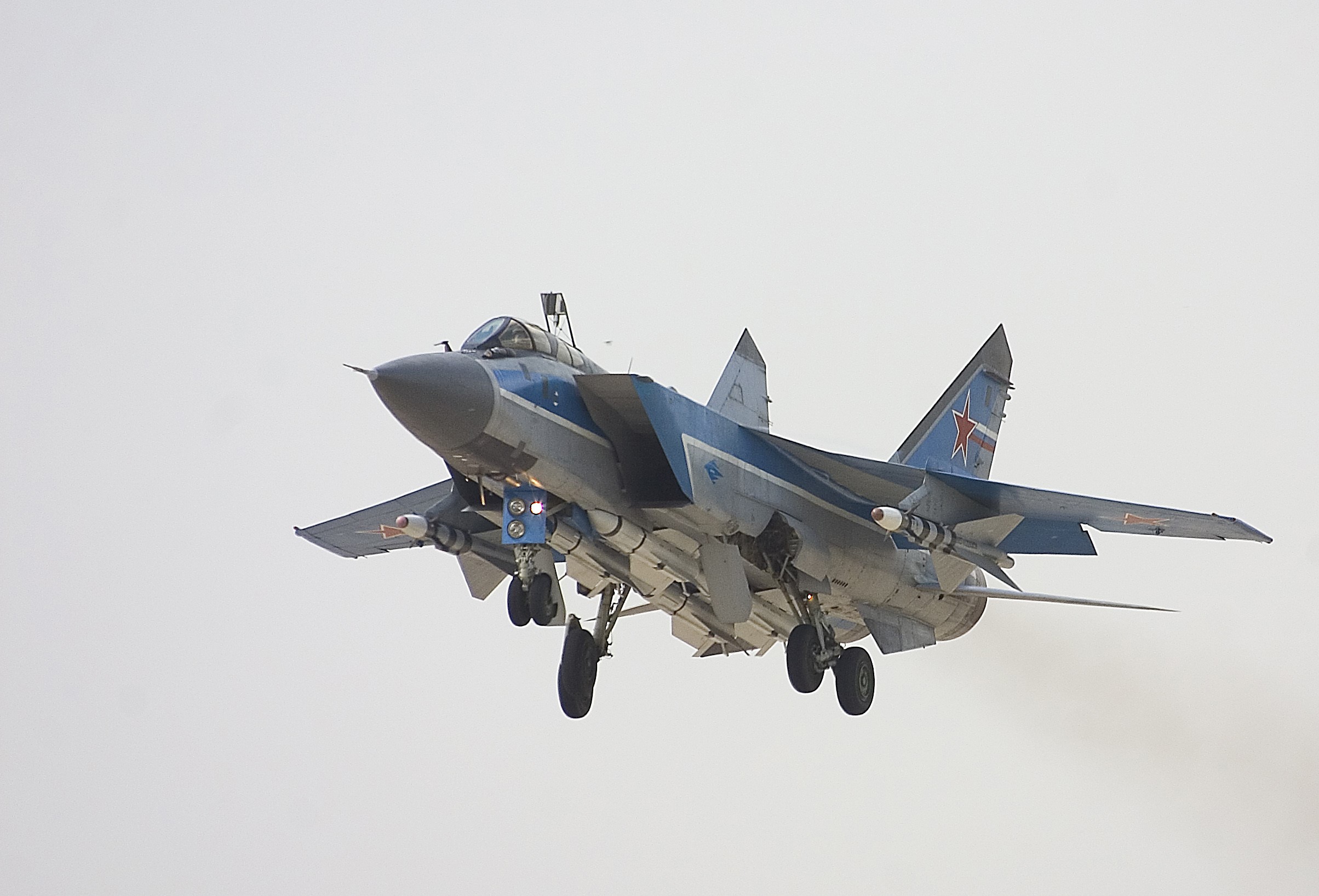 Russian MiG-31 fighter jet landing HD Wallpaper