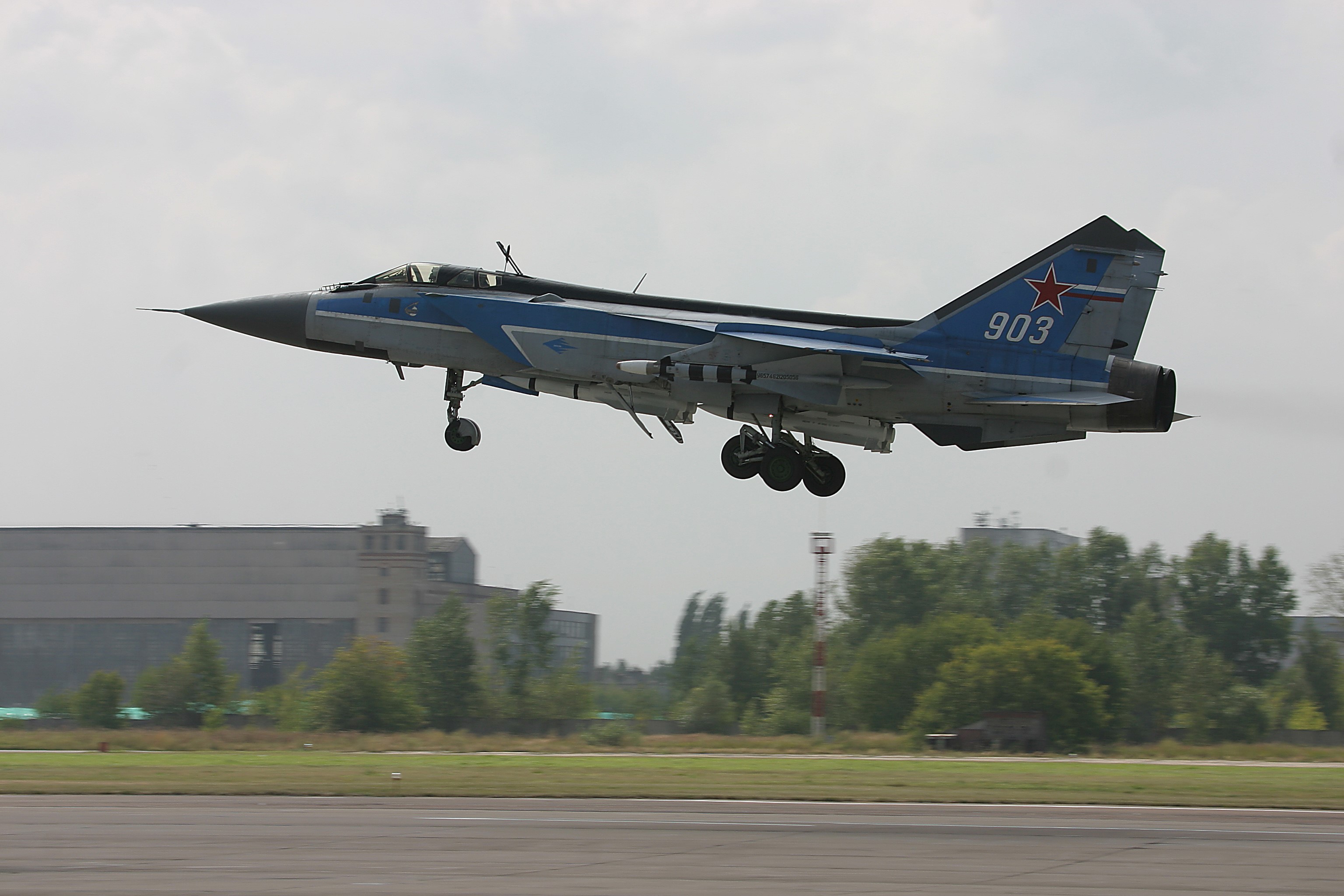 Mikoyan-Gurevich MiG-29 fighter jet landing HD Wallpaper