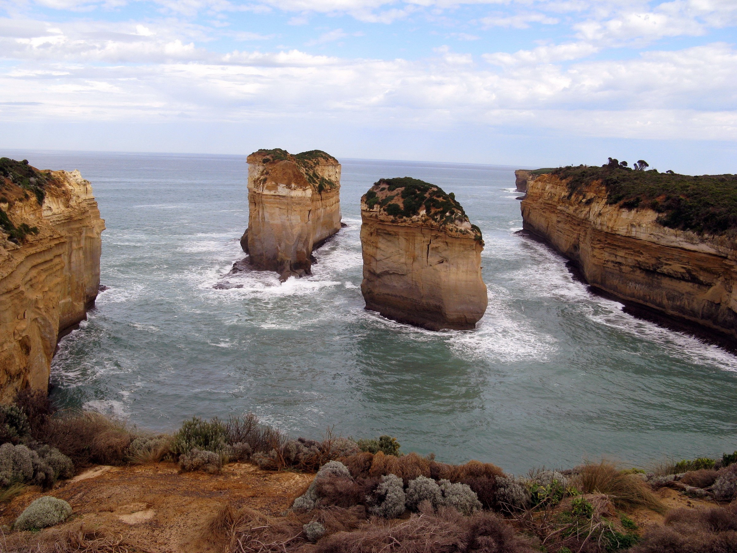 Rock formations in the ocean at Port Campbell National Park HD Wallpaper
