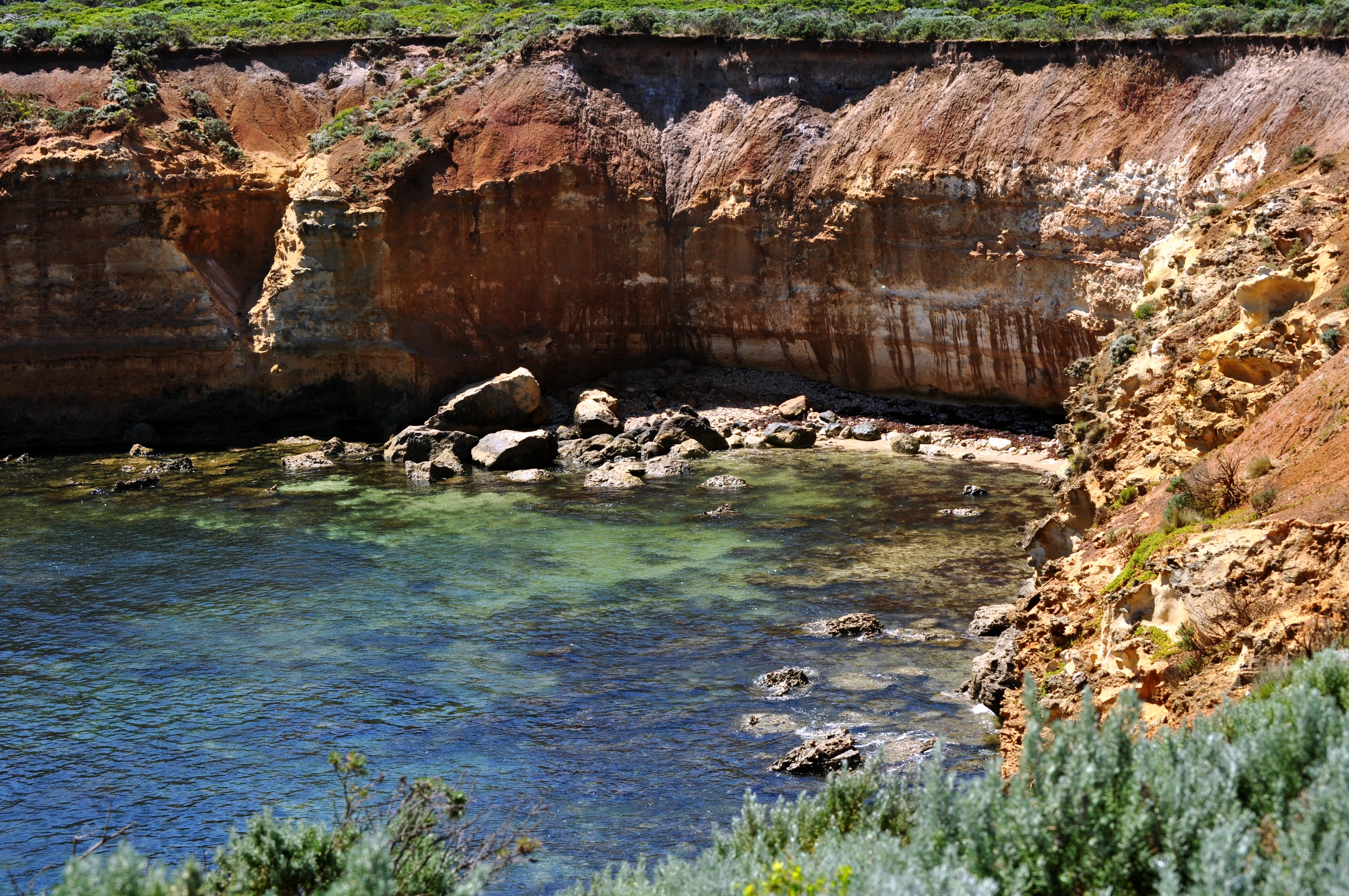 Coastal cliffs and clear ocean water HD Wallpaper