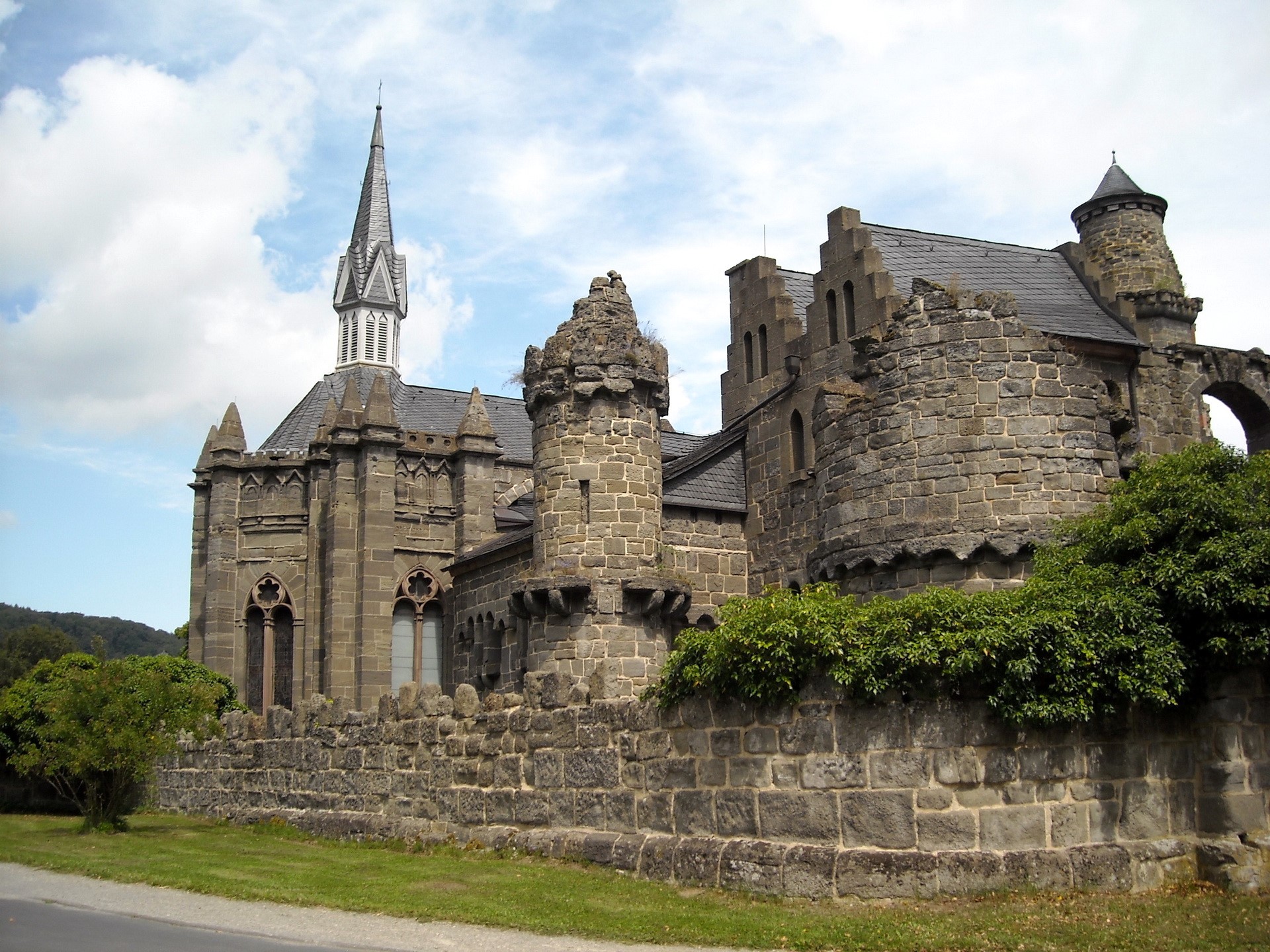 Löwenburg Castle ruins in Kassel, Germany HD Wallpaper
