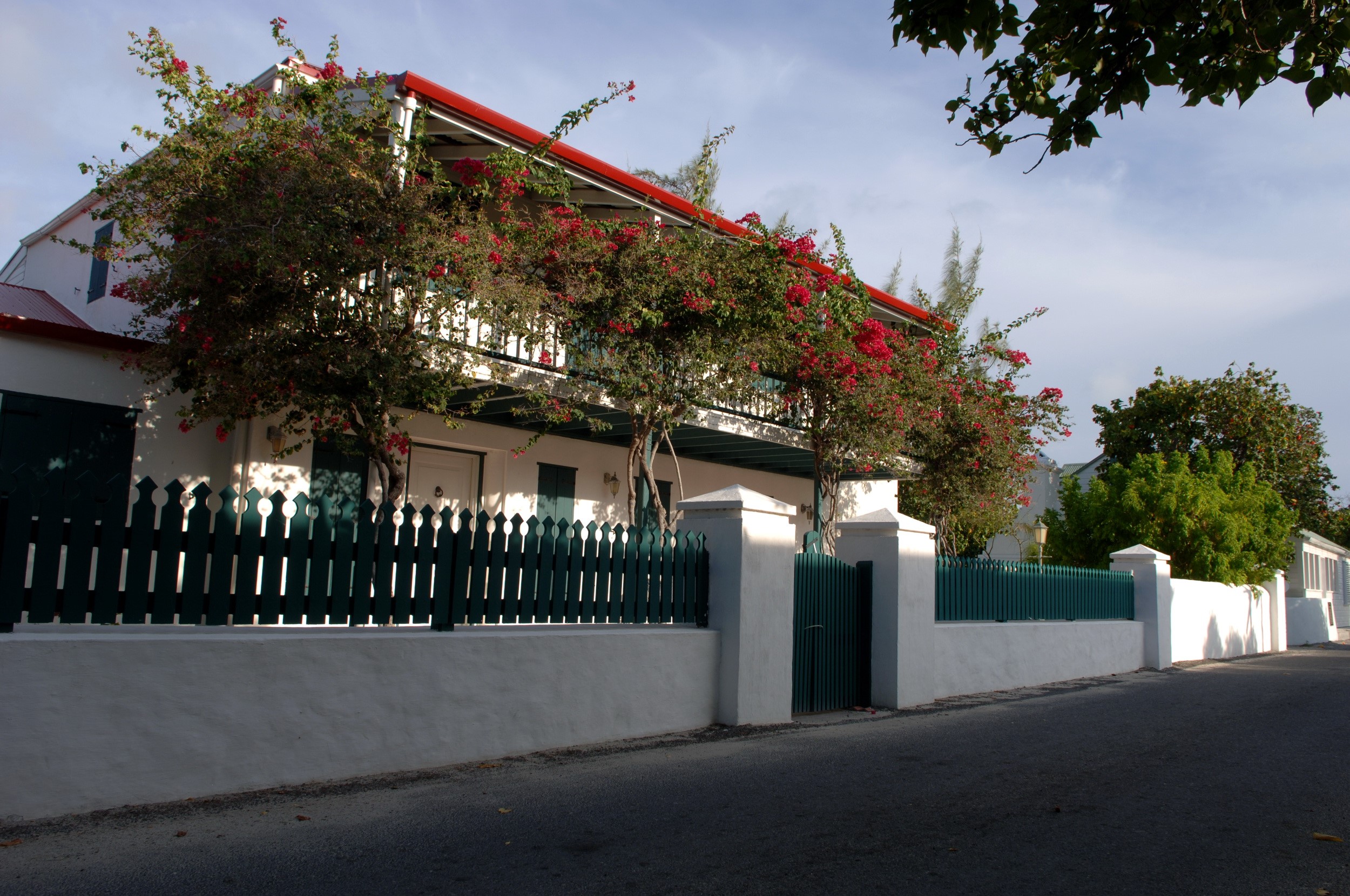 White house with red roof and bougainvillea HD Wallpaper