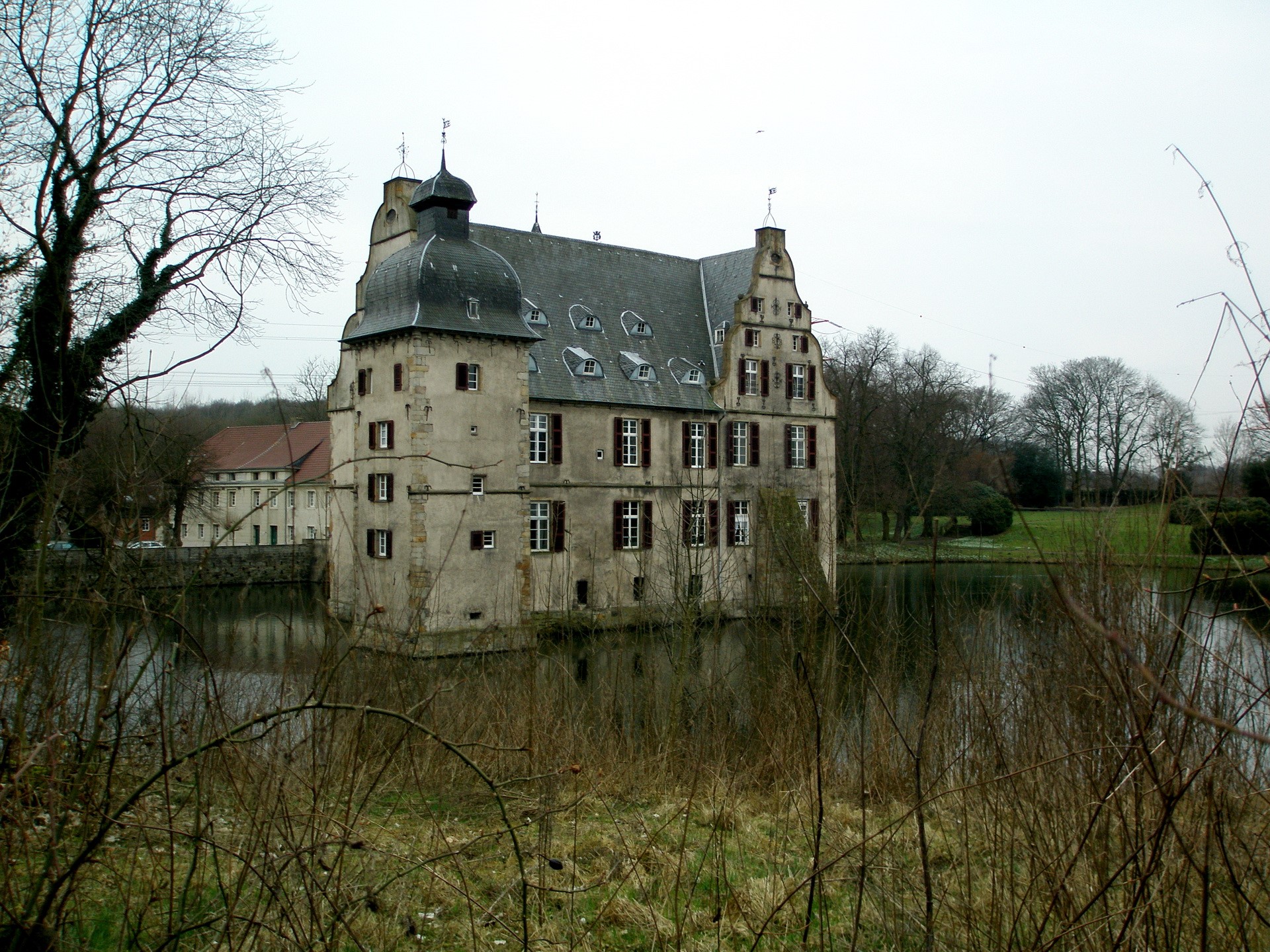 Castle surrounded by a moat HD Wallpaper