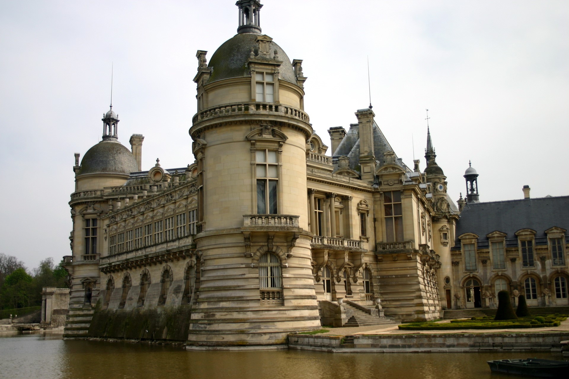 Château de Chantilly, France HD Wallpaper