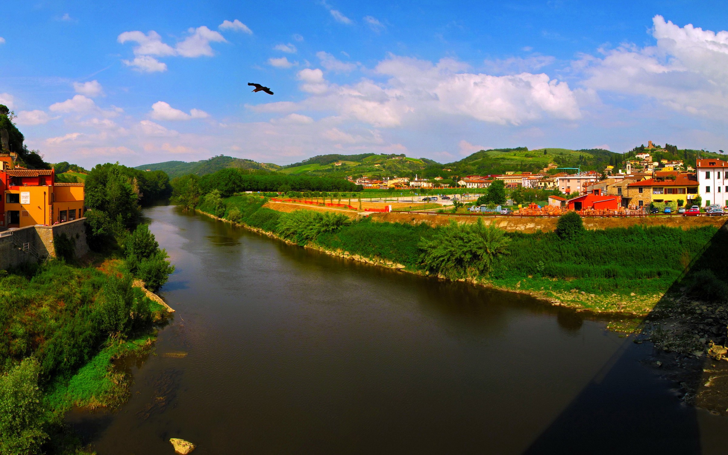 River flowing through a town in Italy HD Wallpaper