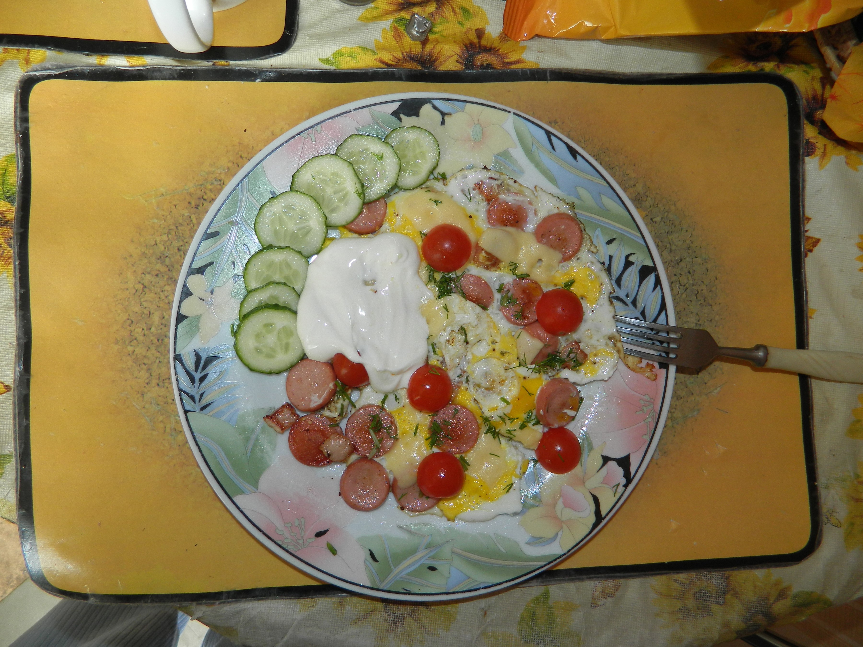 Fried eggs with sausages, tomatoes, cucumbers, and sour cream HD Wallpaper