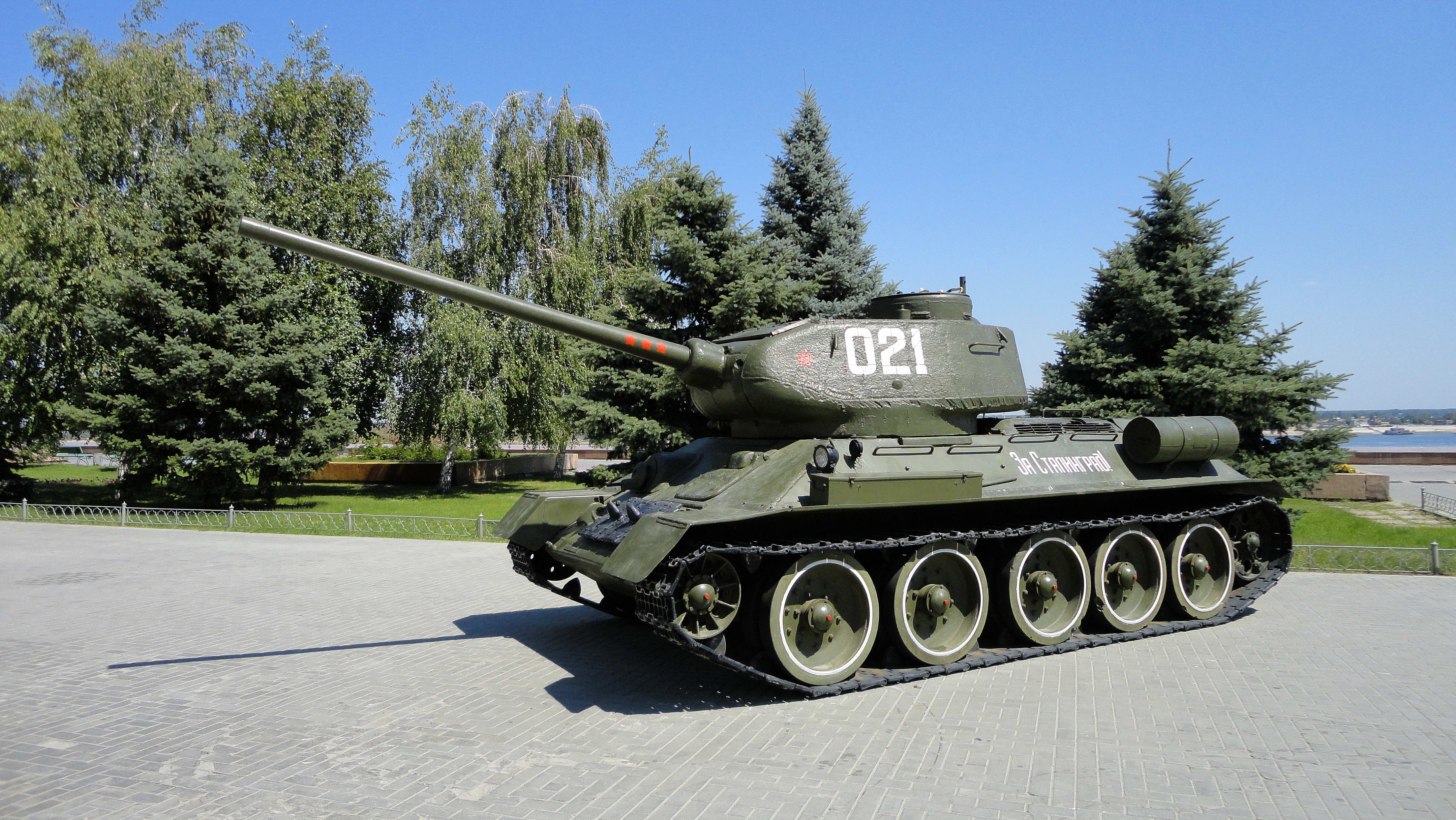 Soviet T-34 Tank with number 021 HD Wallpaper
