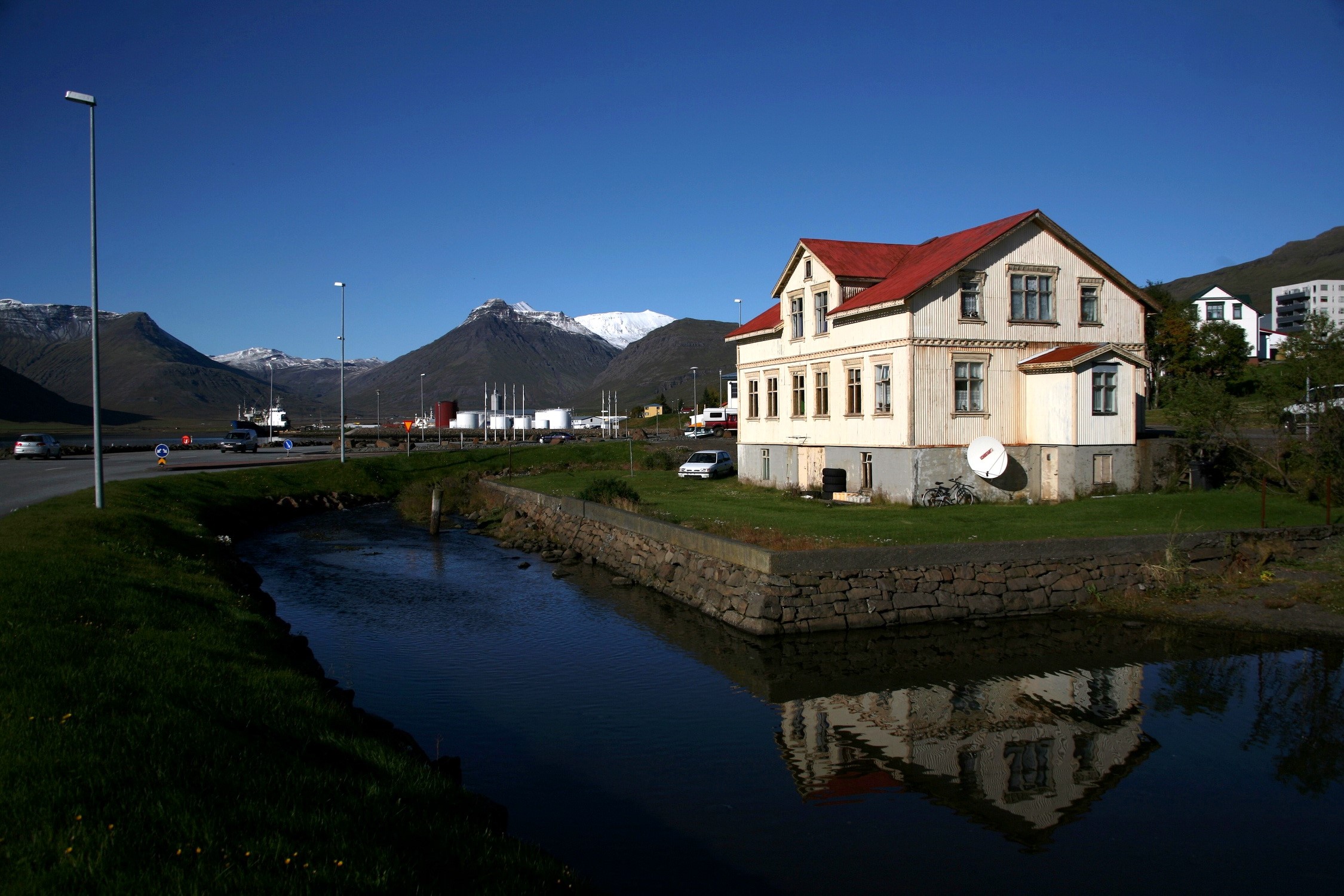 House with red roof by a canal in Iceland HD Wallpaper