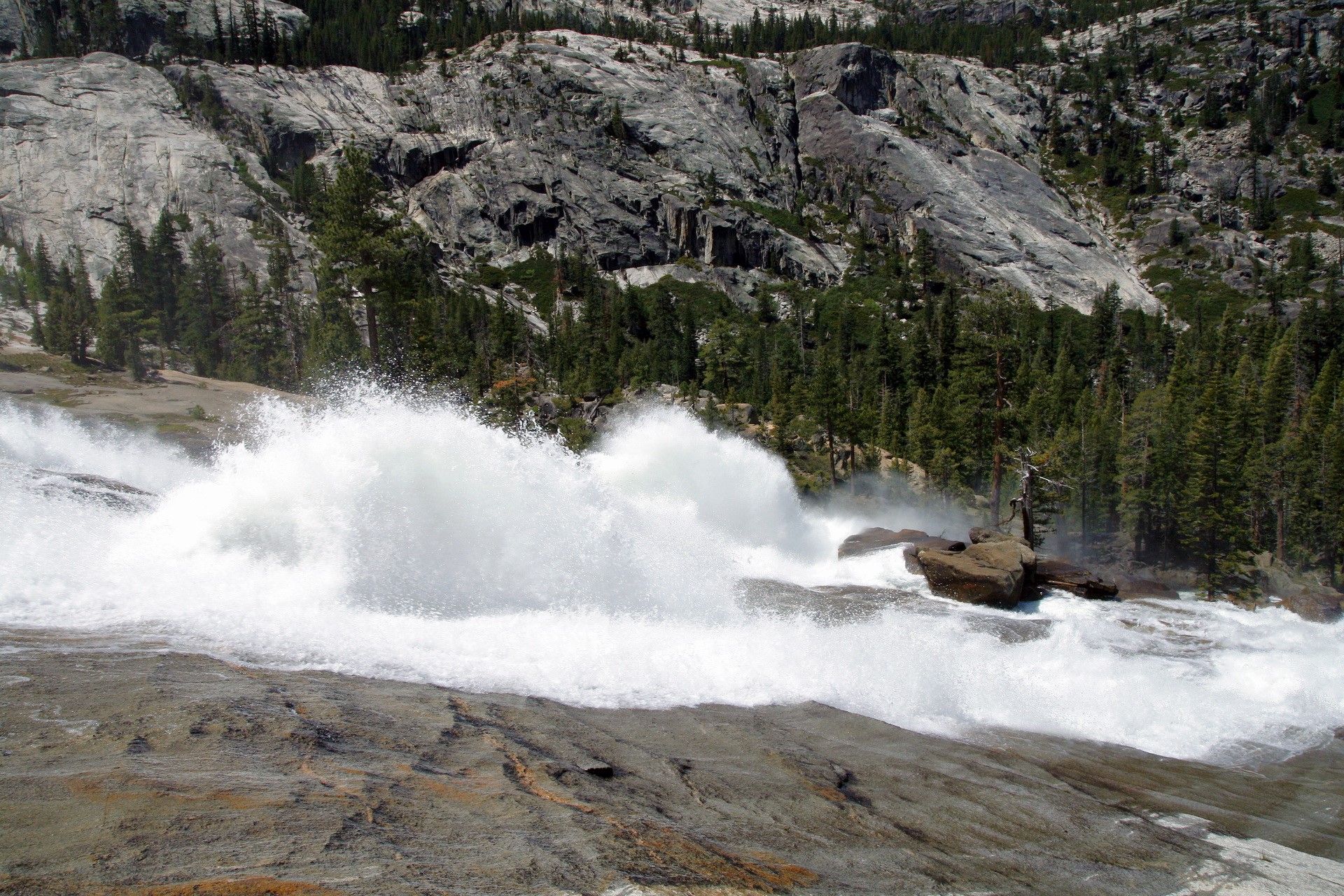 Waterfalls in Yosemite National Park, California HD Wallpaper