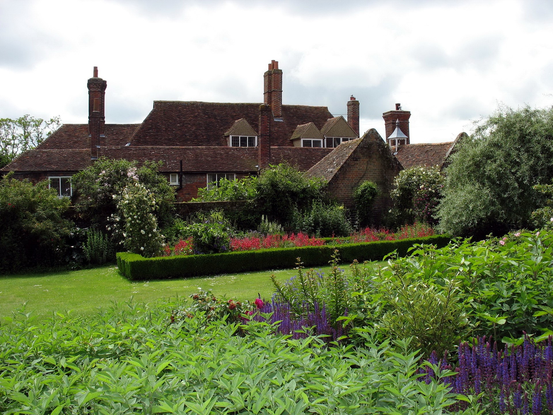 Brick house with a garden in the United Kingdom HD Wallpaper