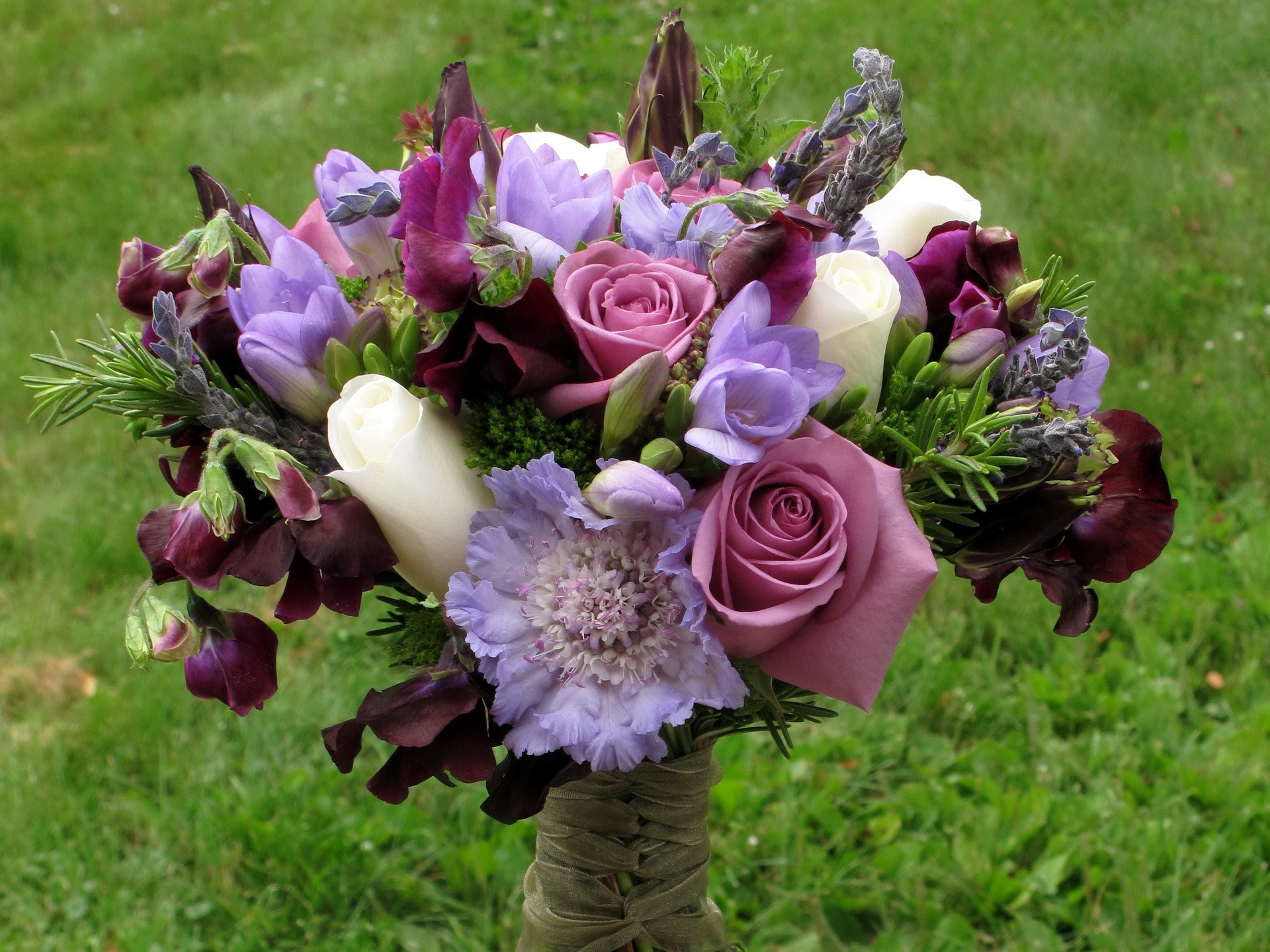 Wedding bouquet with roses and lavender HD Wallpaper