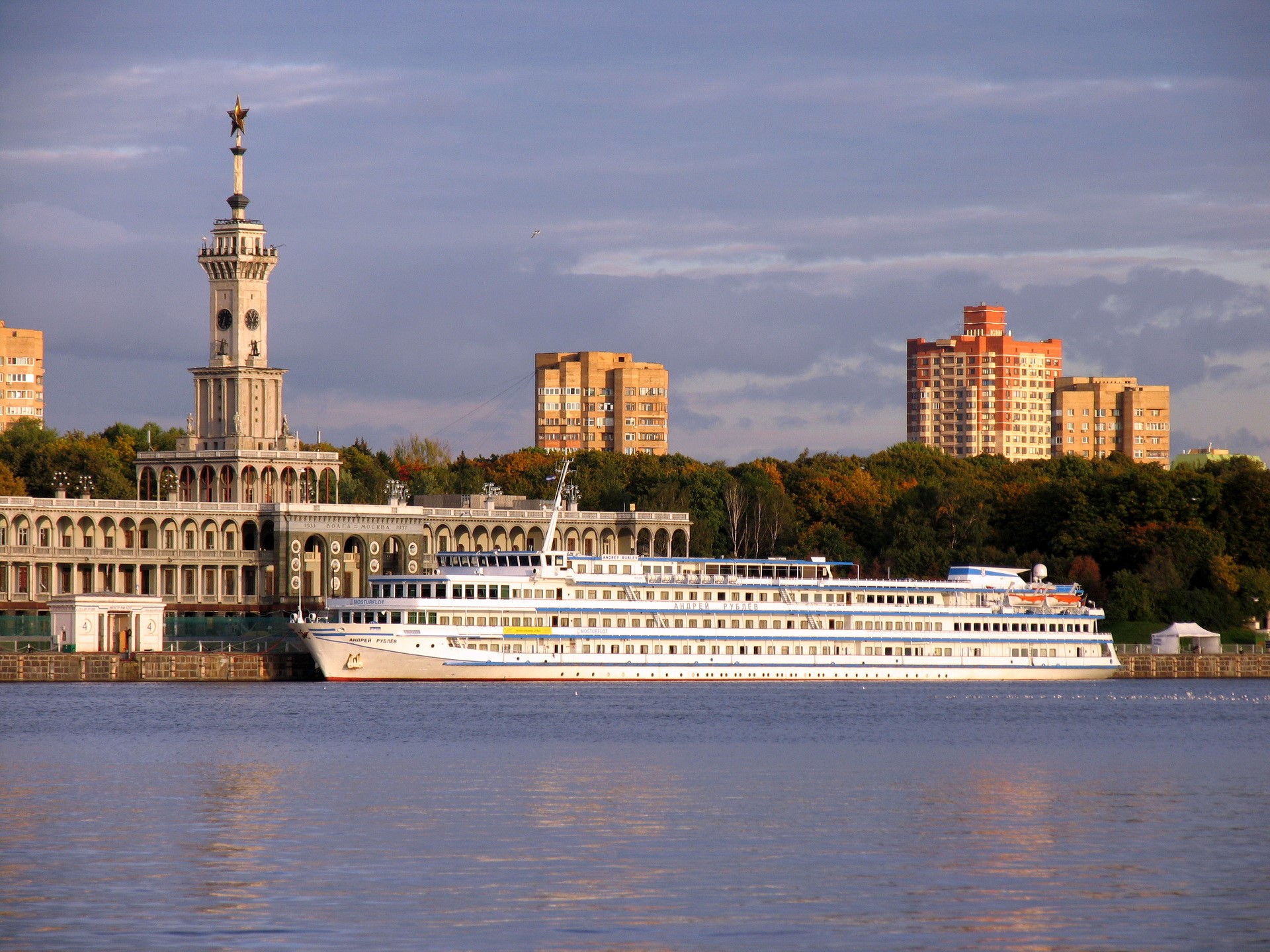 River cruise ship docked at North River Terminal, Moscow HD Wallpaper