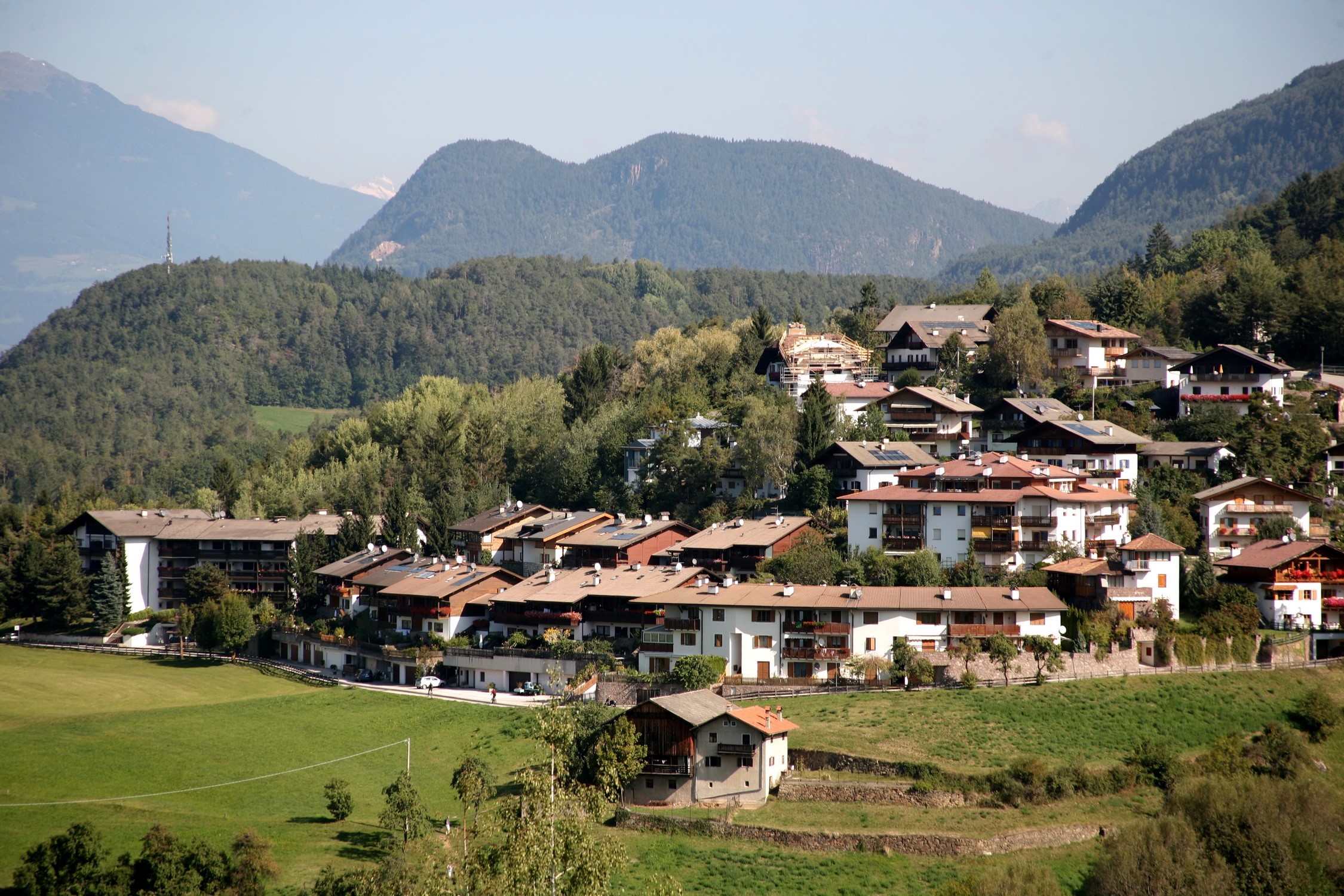 Houses on a hillside in Italy HD Wallpaper